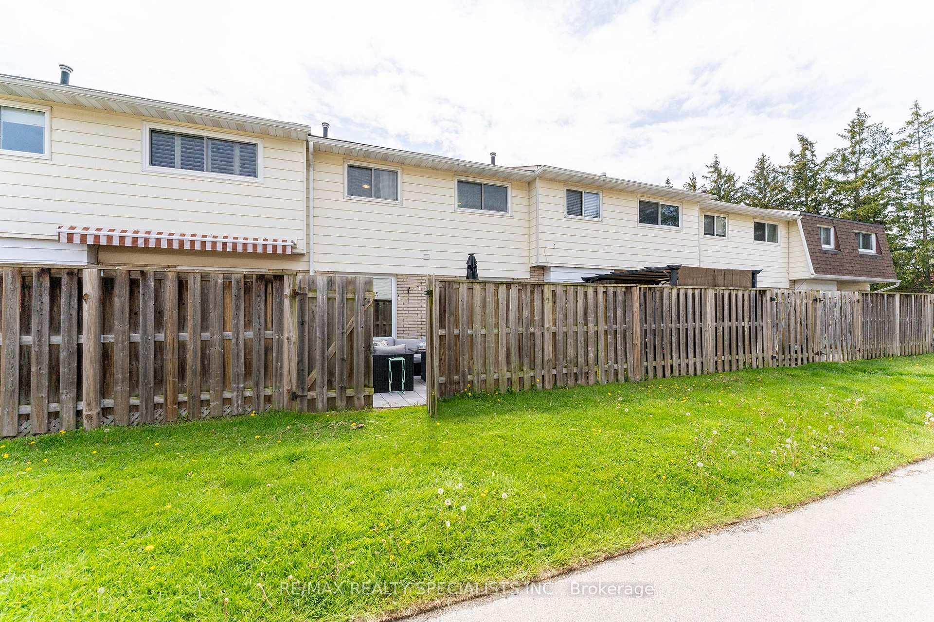 4 Bedrooms Condo at 2230 Upper Middle, Burlington For sale