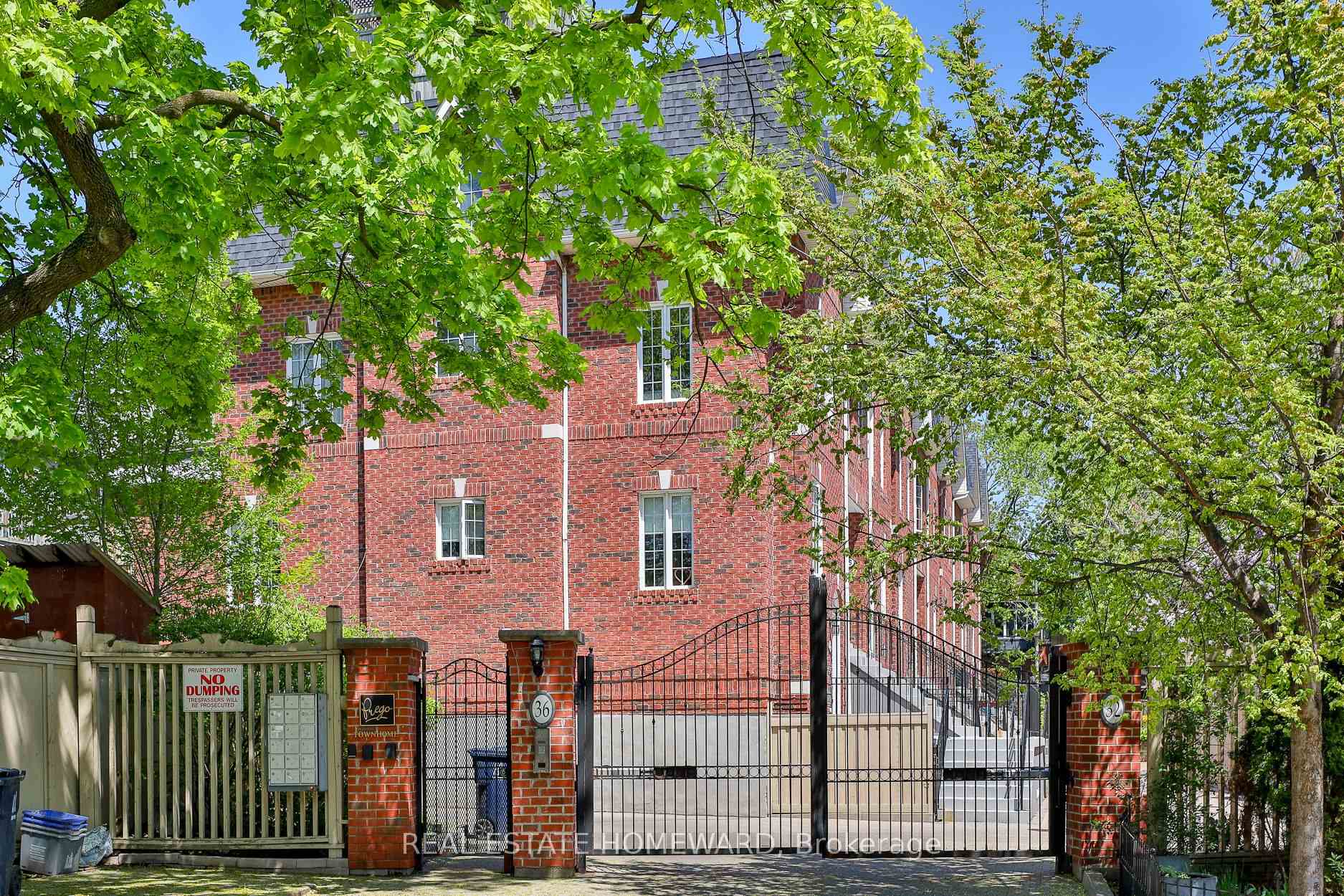 3 Bedrooms Condo at 36 Rusholme Park, Toronto For sale