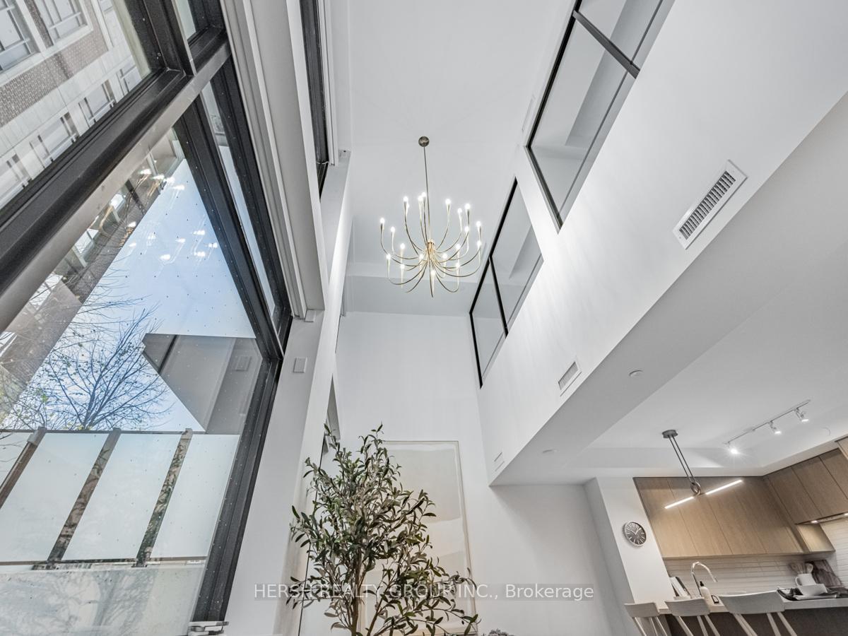 2 Bedrooms Condo at 160 Kingsway,  Toronto For sale