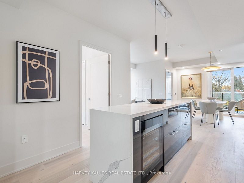8 Manor Road W 410