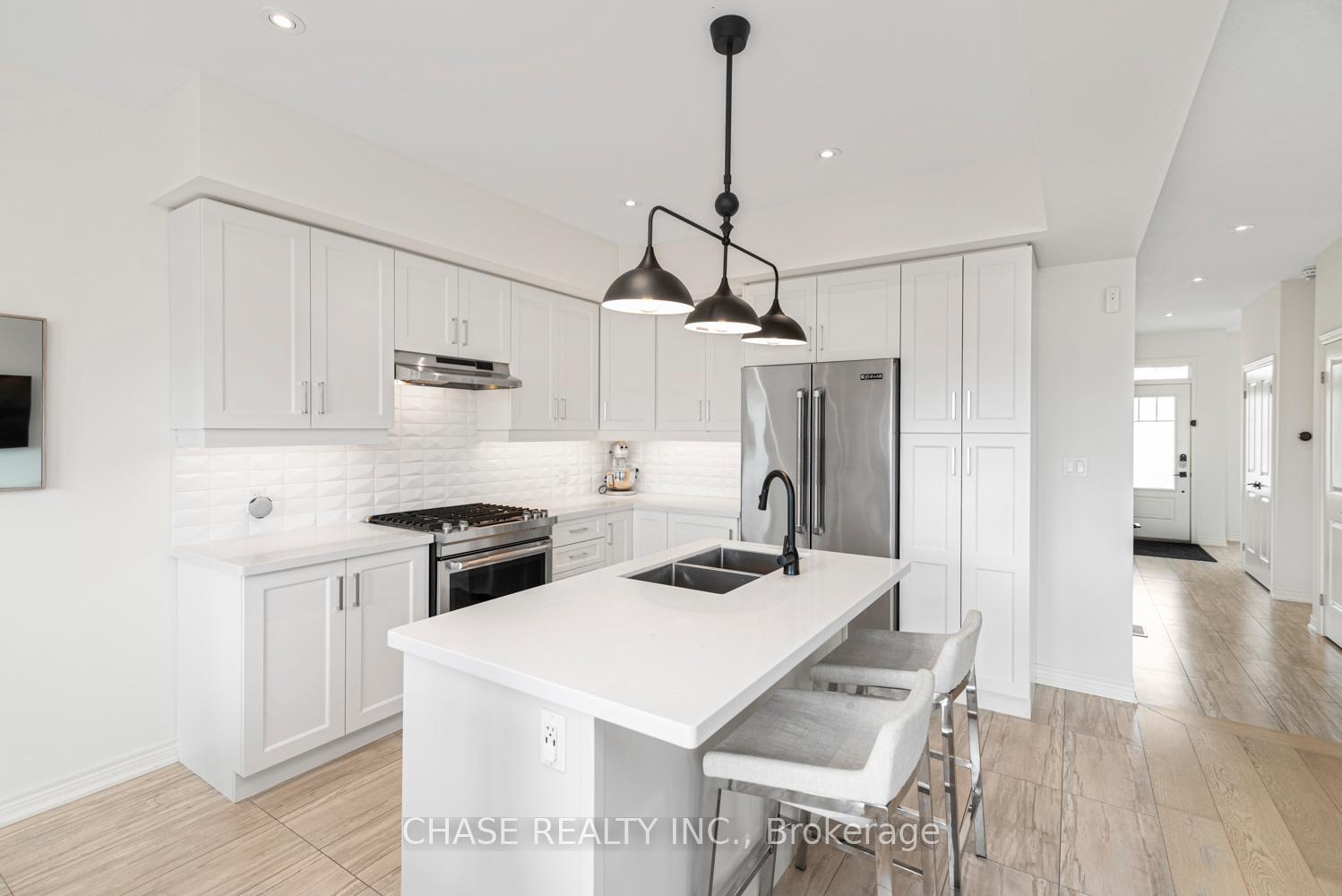 8 Bedrooms Condo at 120 Vineberg,  Hamilton For sale