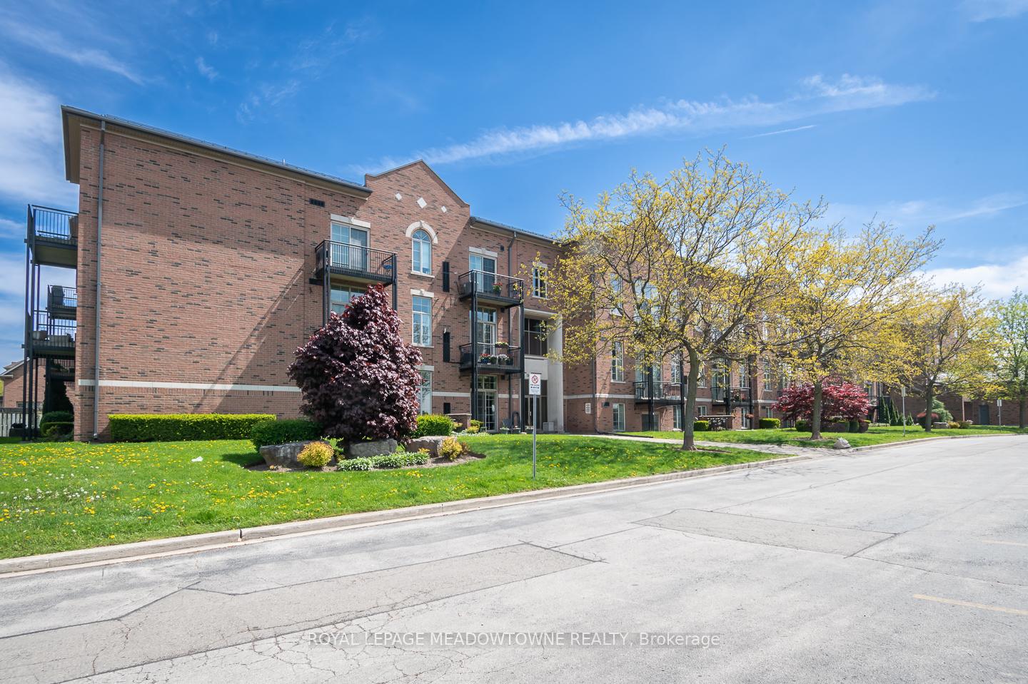 2 Bedrooms Condo at 262 Dundas, Hamilton For sale
