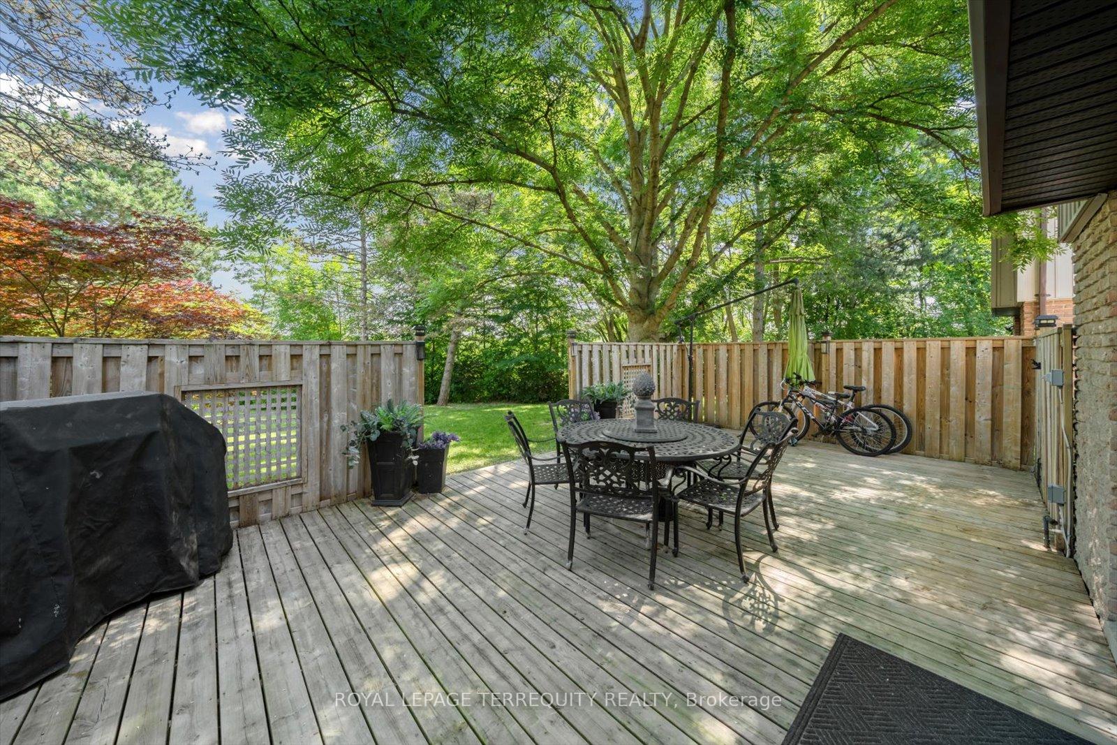 4 Bedrooms Condo at 1825 Hyde Mill, Mississauga For sale