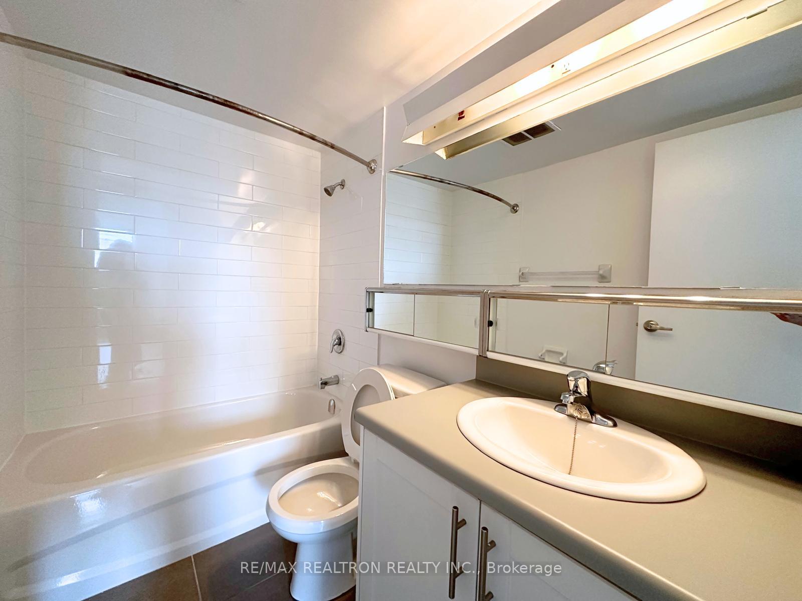 3 Bedrooms Condo at 130 Neptune, Toronto For sale