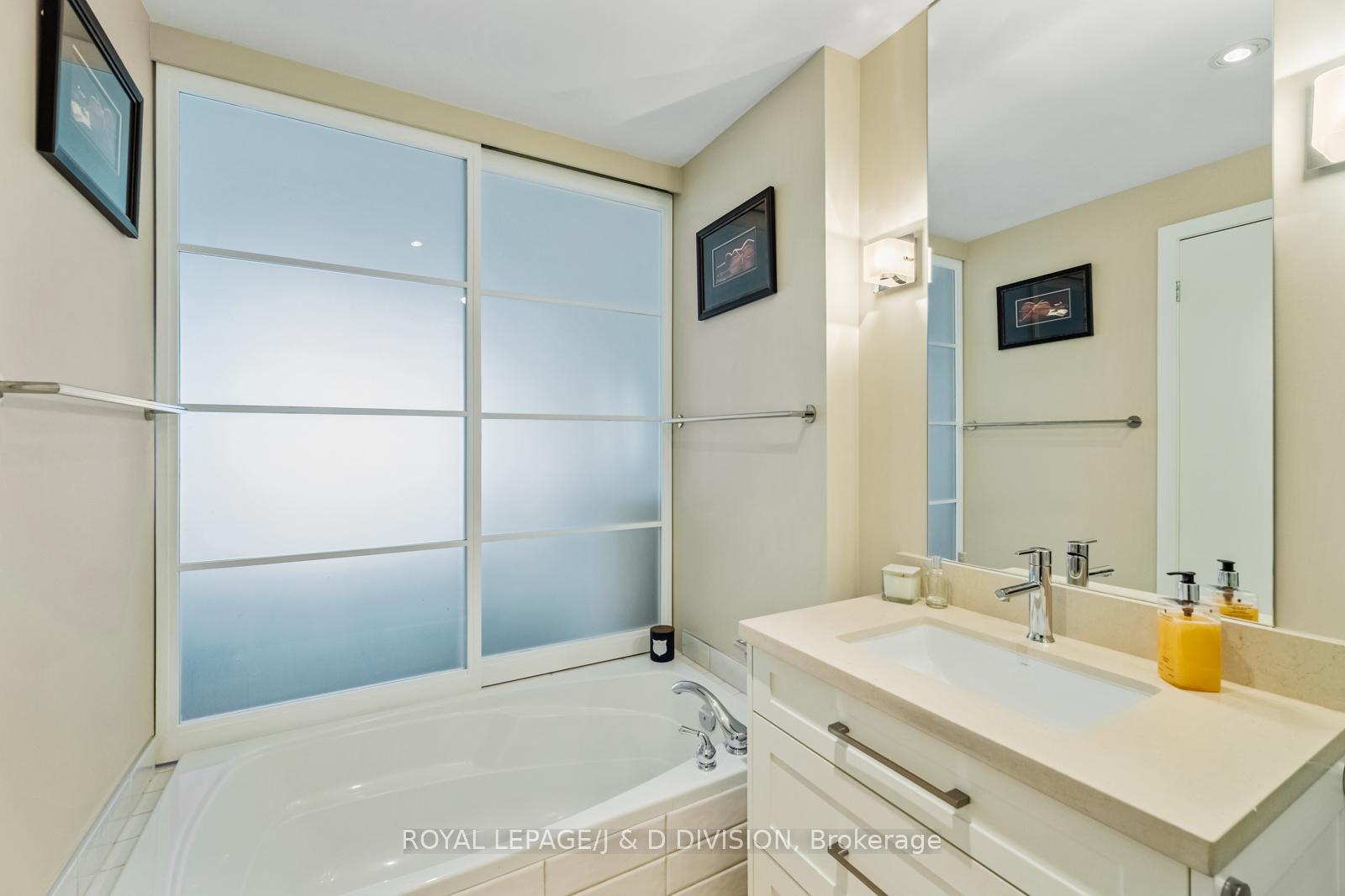 2 Bedrooms Condo at 500 Queens,  Toronto For sale