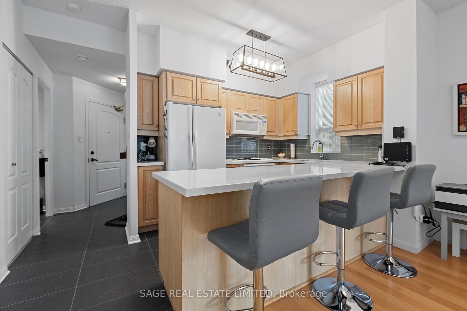 2 Bedrooms Condo at 55 Lorindale, Toronto For sale