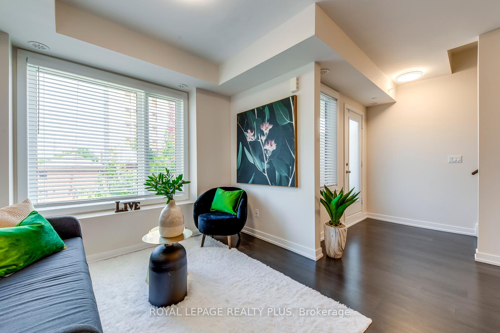2 Bedrooms Condo at 10 Drummond, Toronto For sale