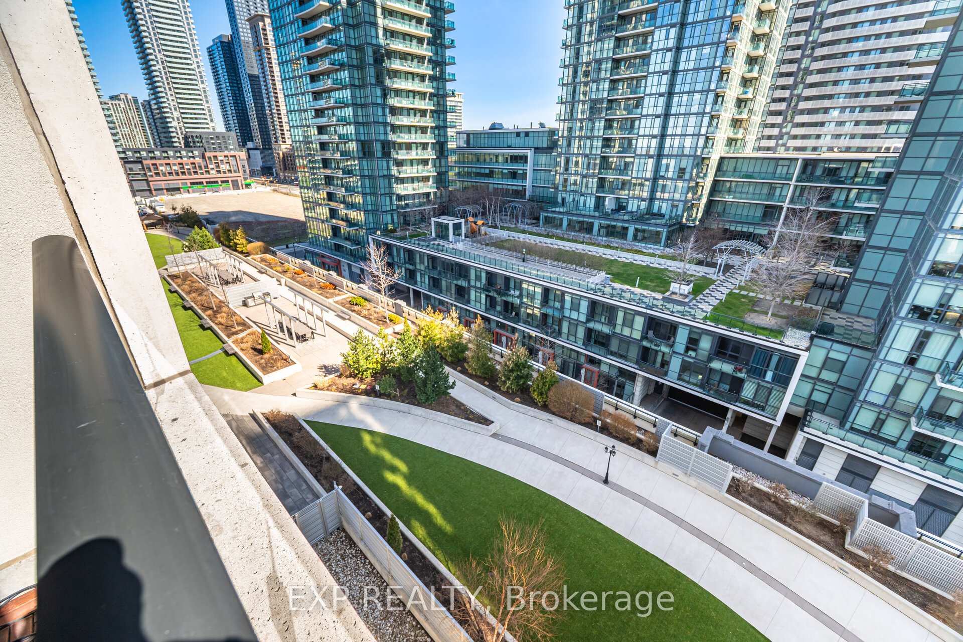 2 Bedrooms Condo at 4055 Parkside Village, Mississauga For sale