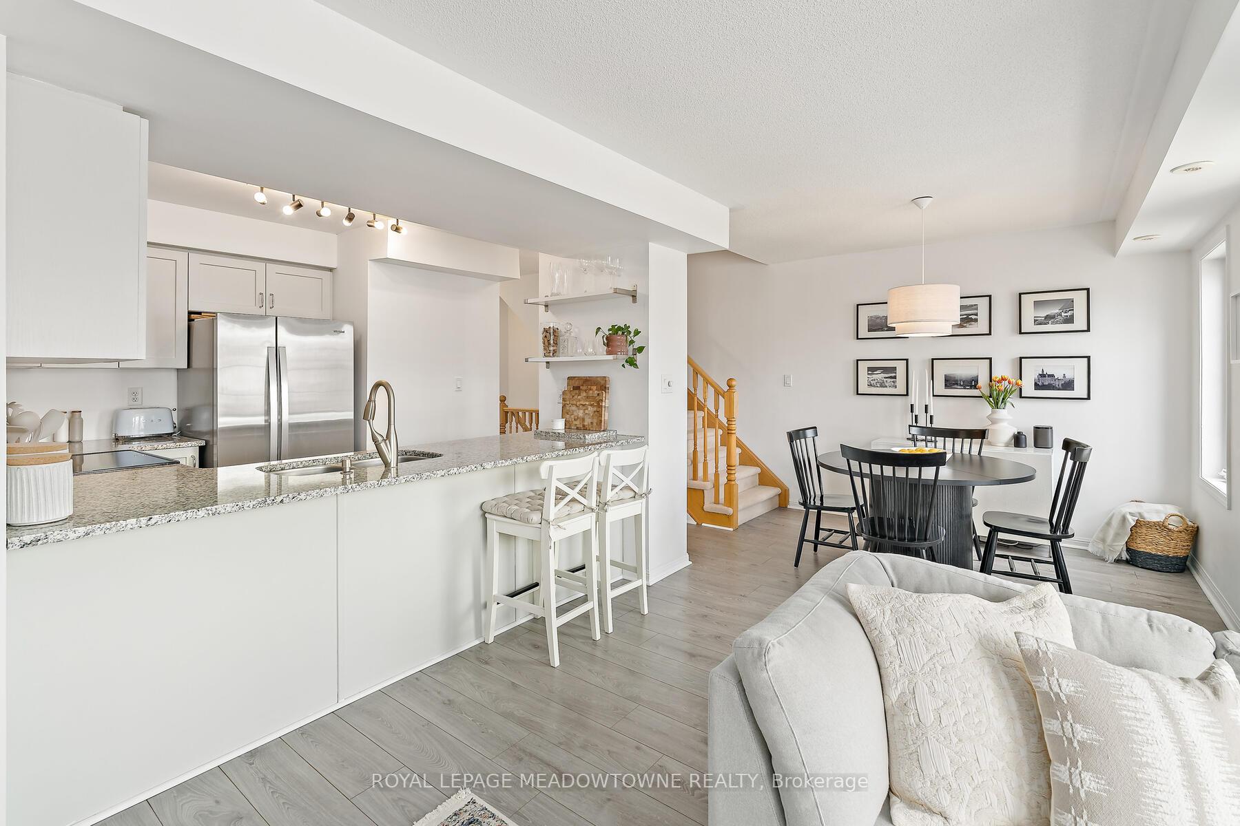 2 Bedrooms Condo at 2614 Dashwood, Oakville For sale