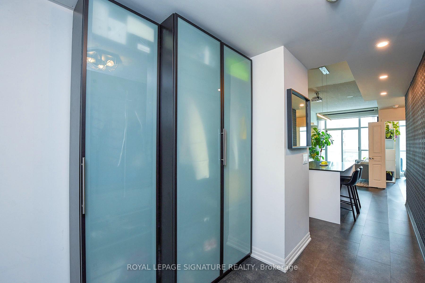 1 Bedroom Condo at 223 Webb,  Mississauga For sale