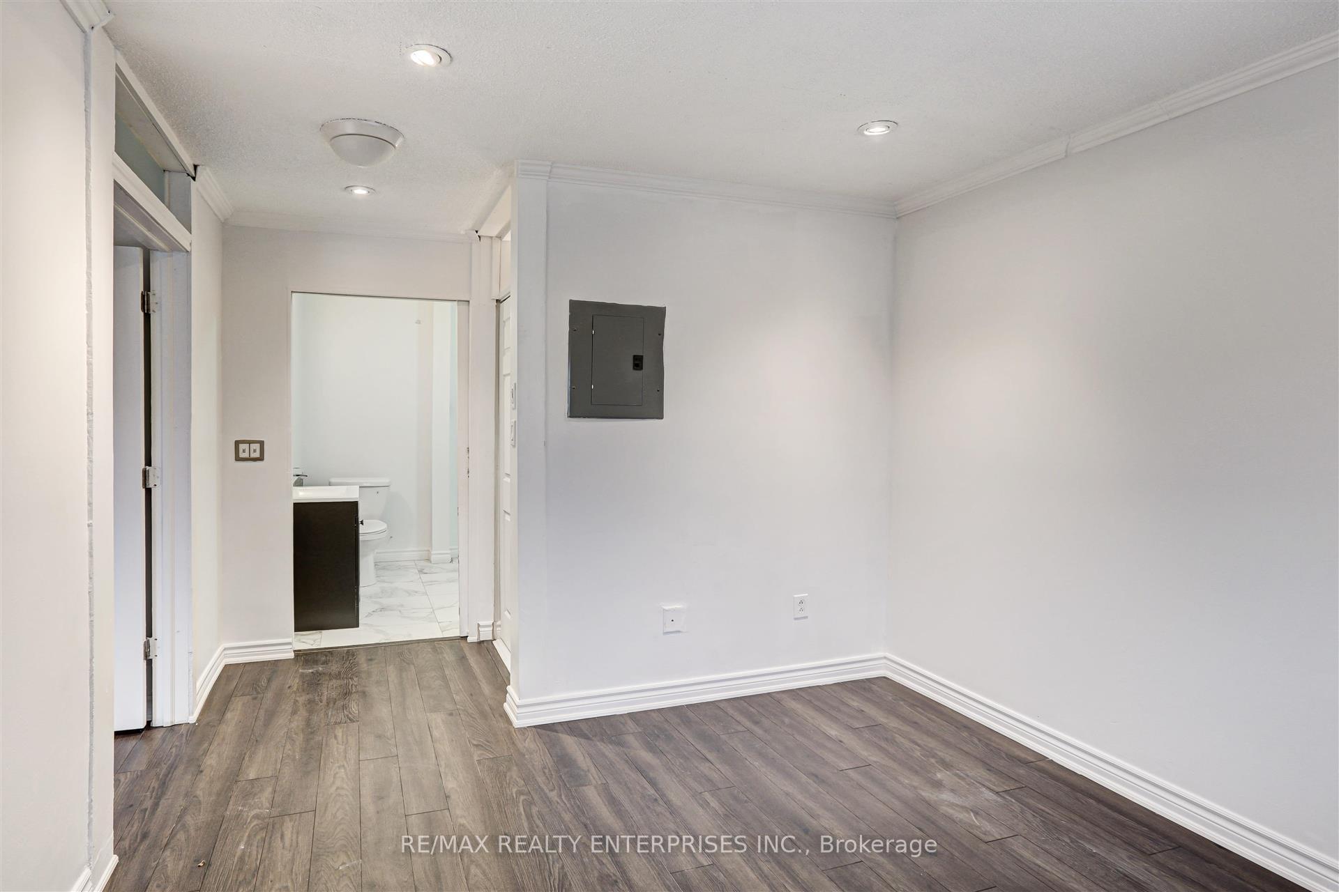 3 Bedrooms Condo at 2001 Bonnymede, Mississauga For sale