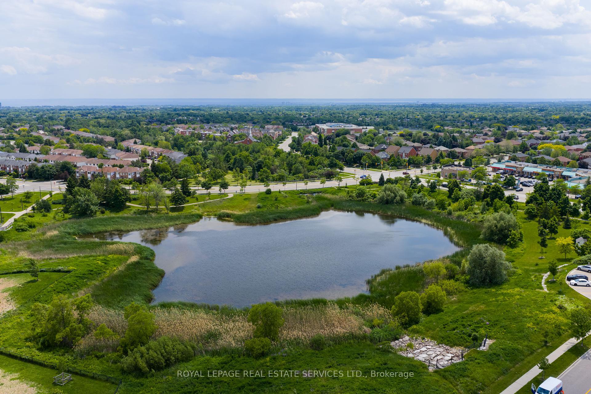 2 Bedrooms Condo at 15 Hays, Oakville For sale