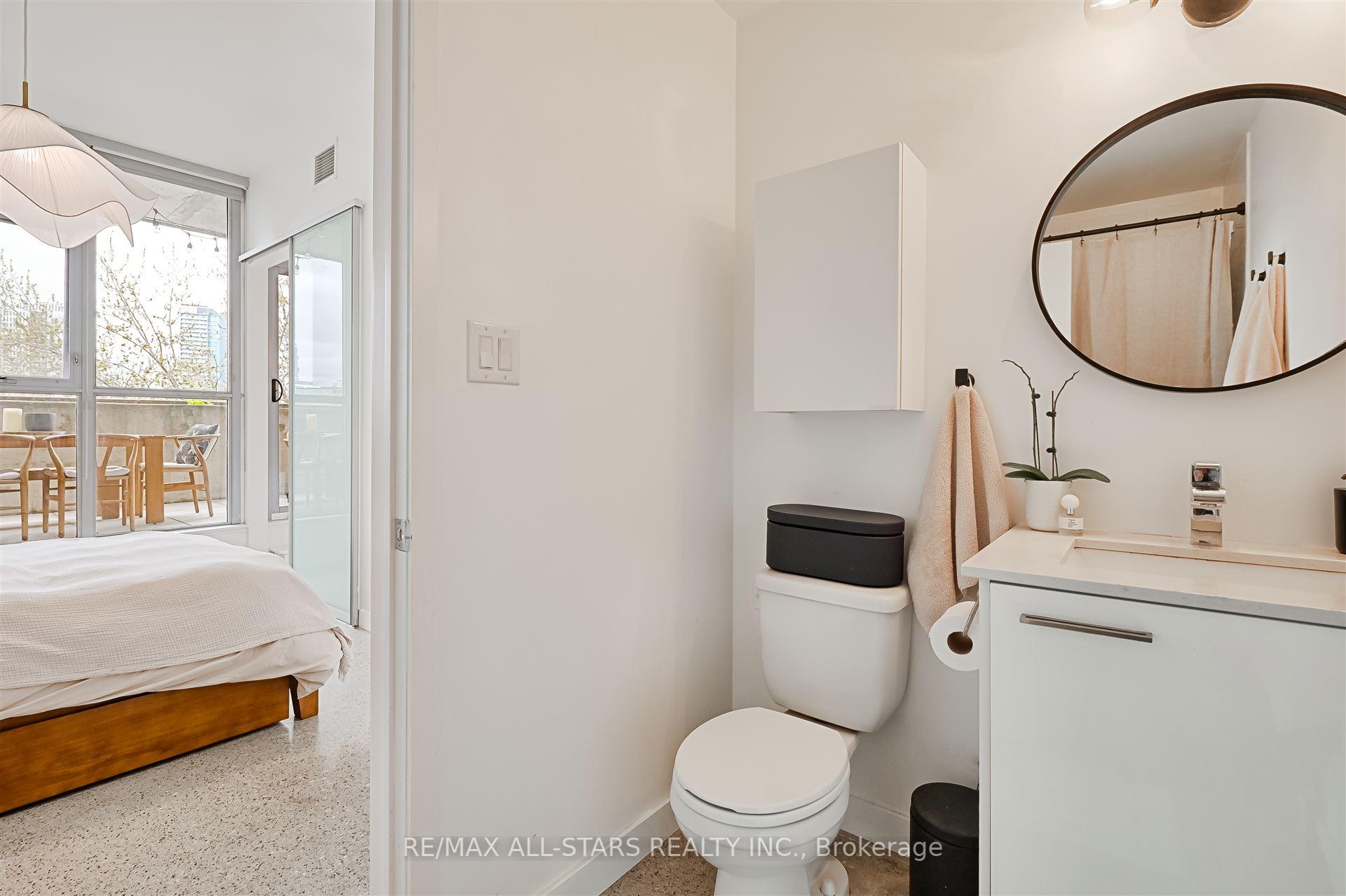 2 Bedrooms Condo at 510 King, Toronto For sale
