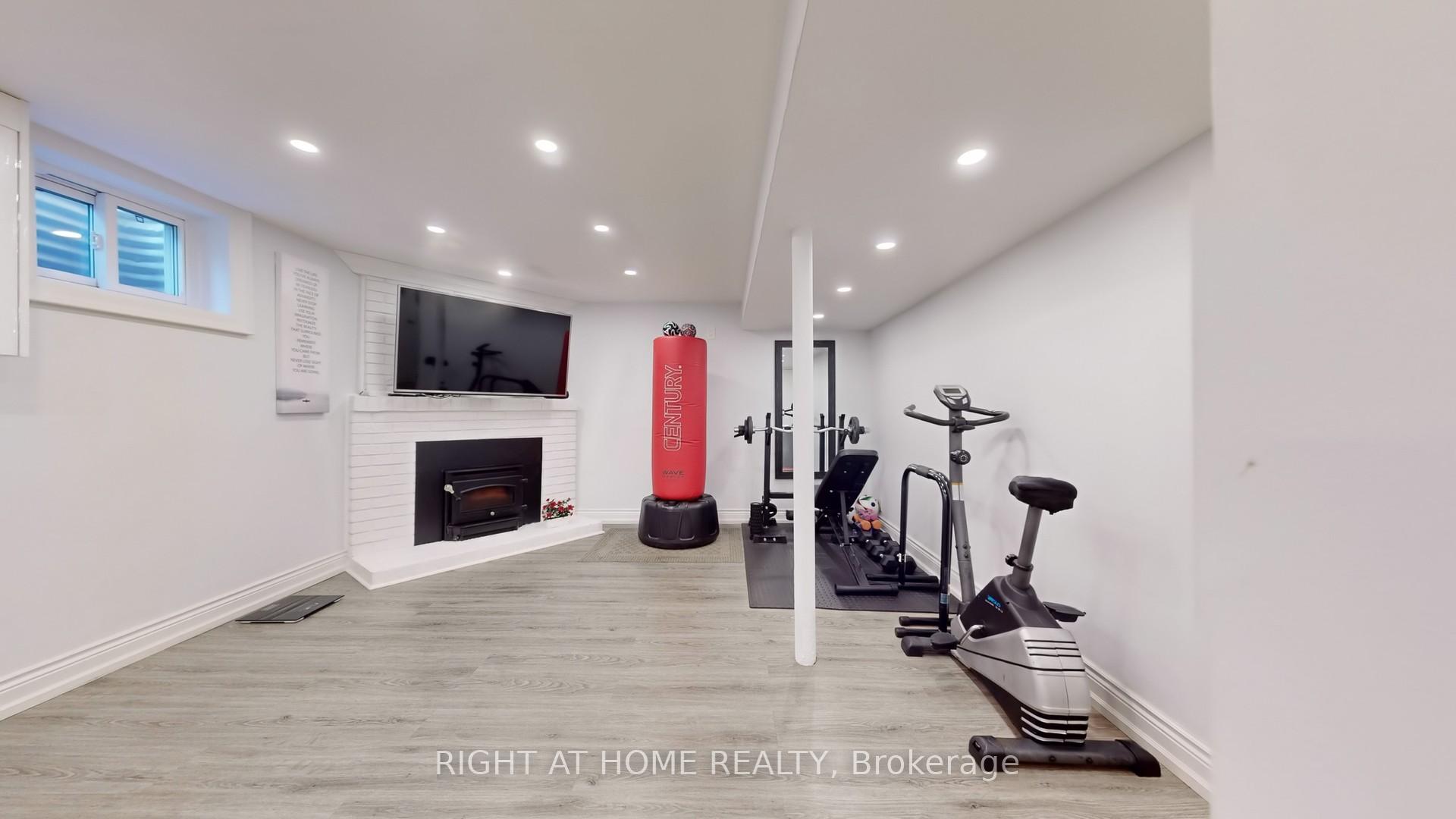 3 Bedrooms Condo at 1951 Rathburn, Mississauga For sale