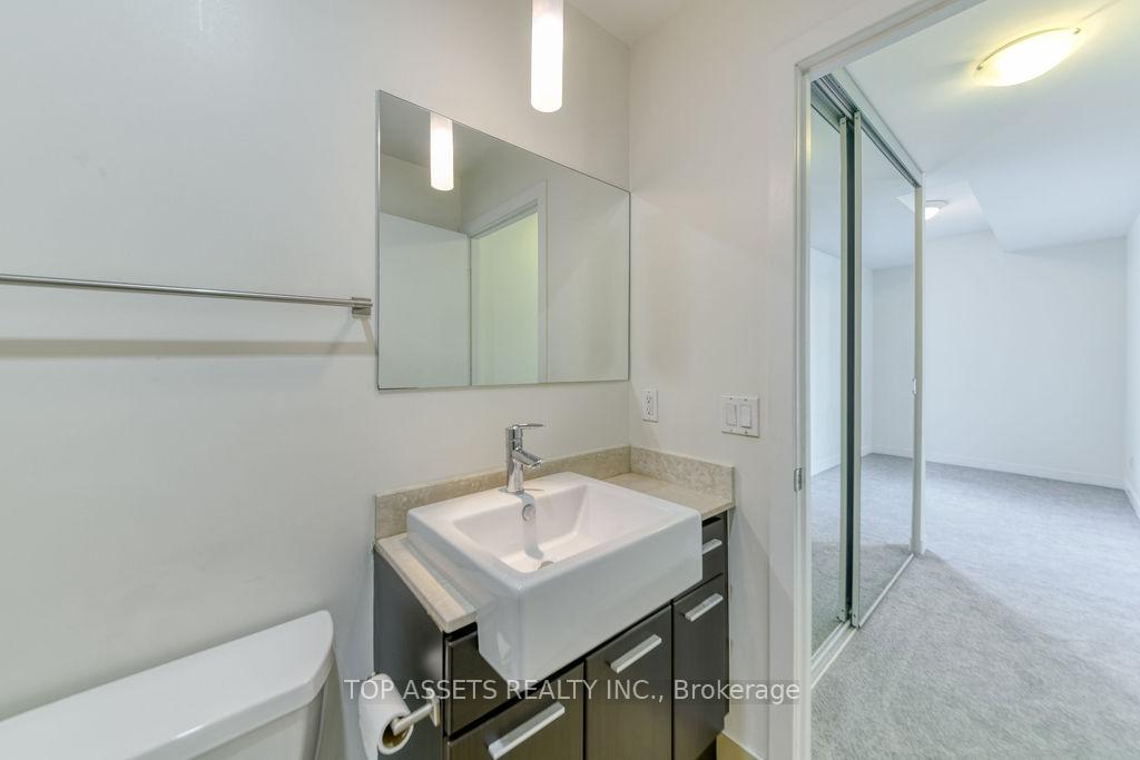 3 Bedrooms Condo at 770 Bay, Toronto For sale