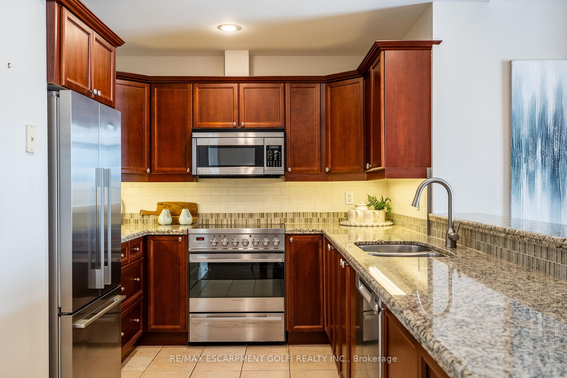 2 Bedrooms Condo at 1477 Lakeshore, Burlington For sale