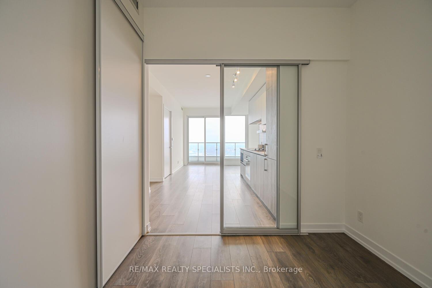 2 Bedrooms Condo at 5 BUTTERMILL, Vaughan For sale