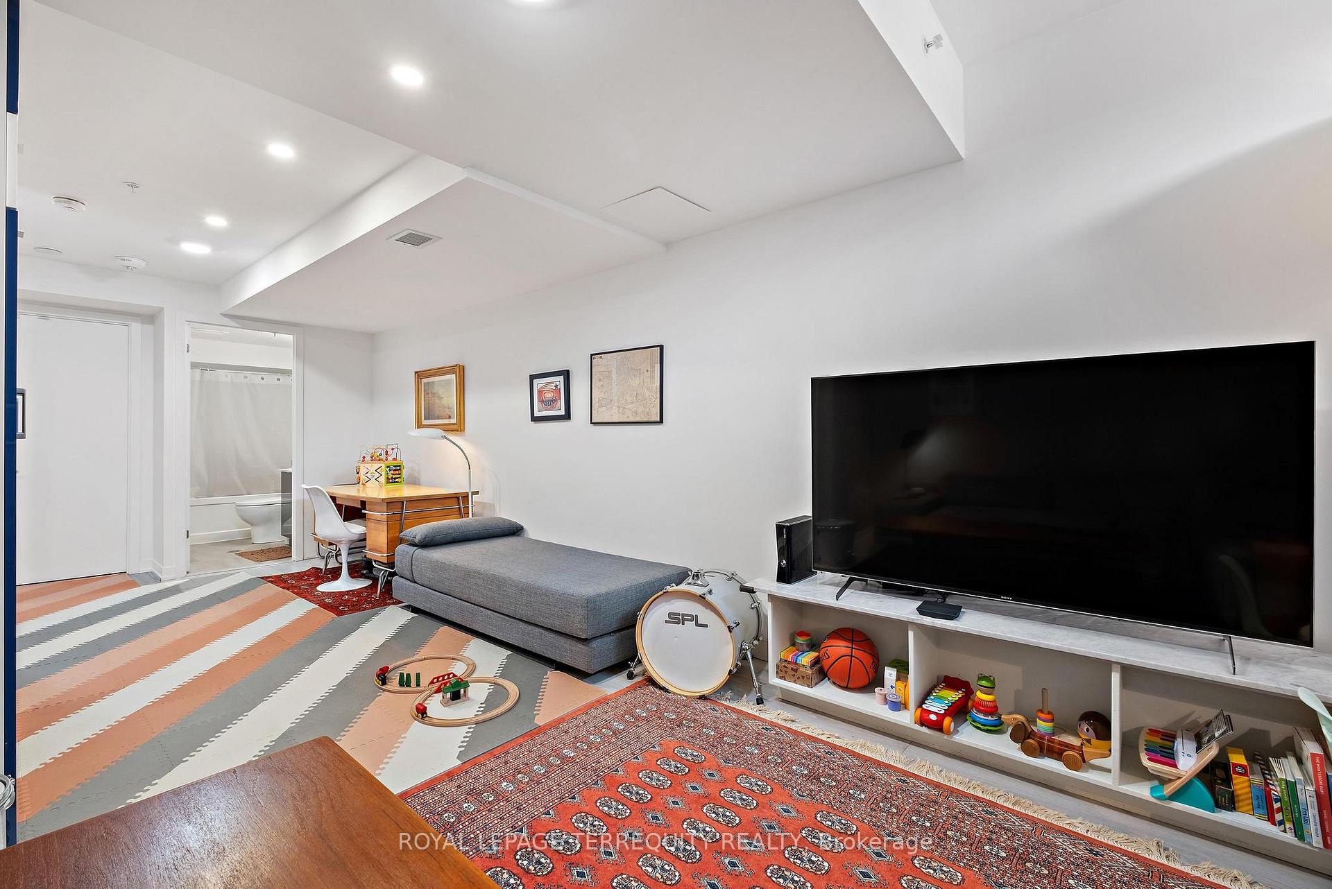 3 Bedrooms Condo at 38 Howard Park,  Toronto For sale
