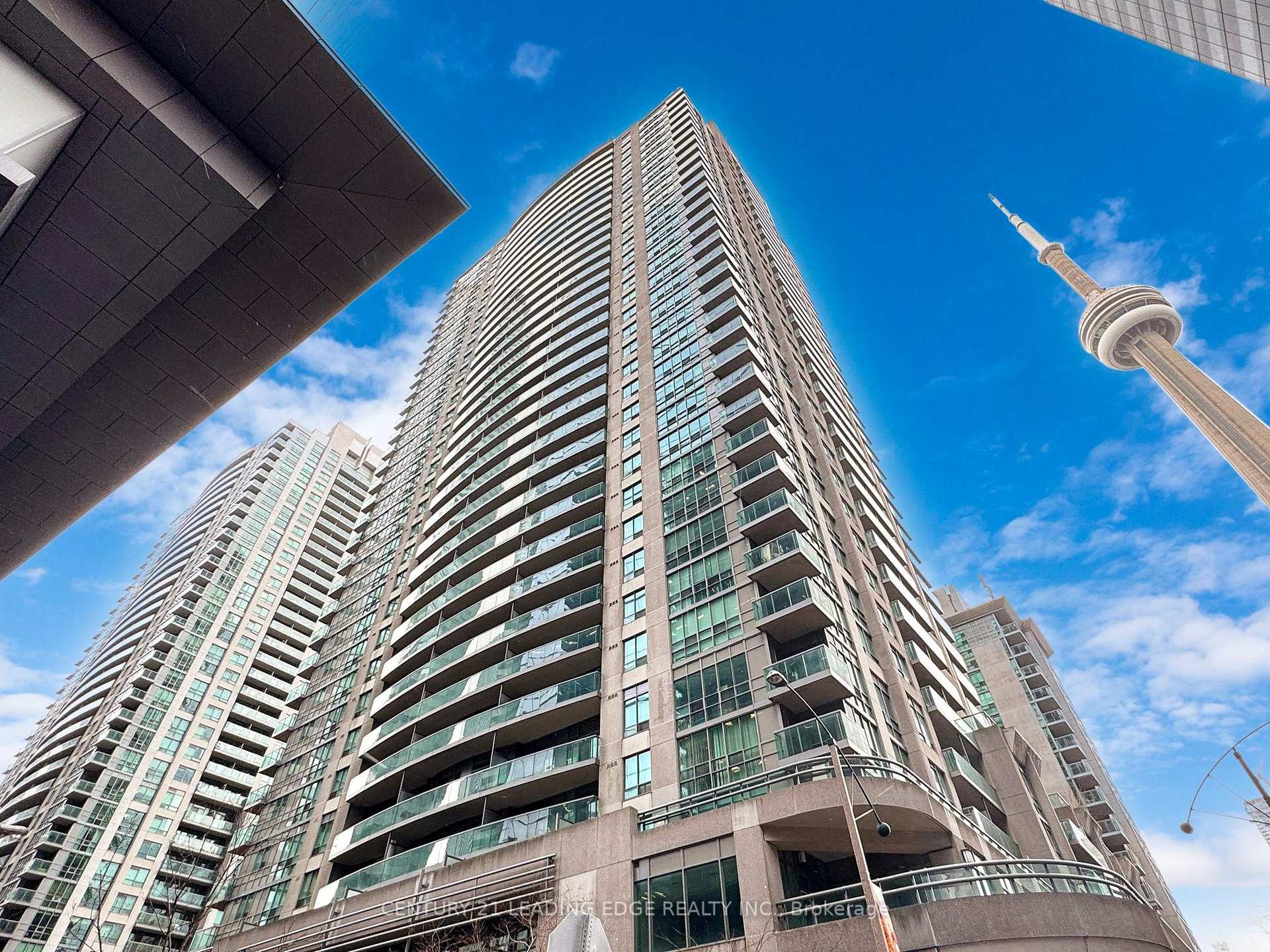 2 Bedrooms Condo at 30 Grand Trunk, Toronto For sale