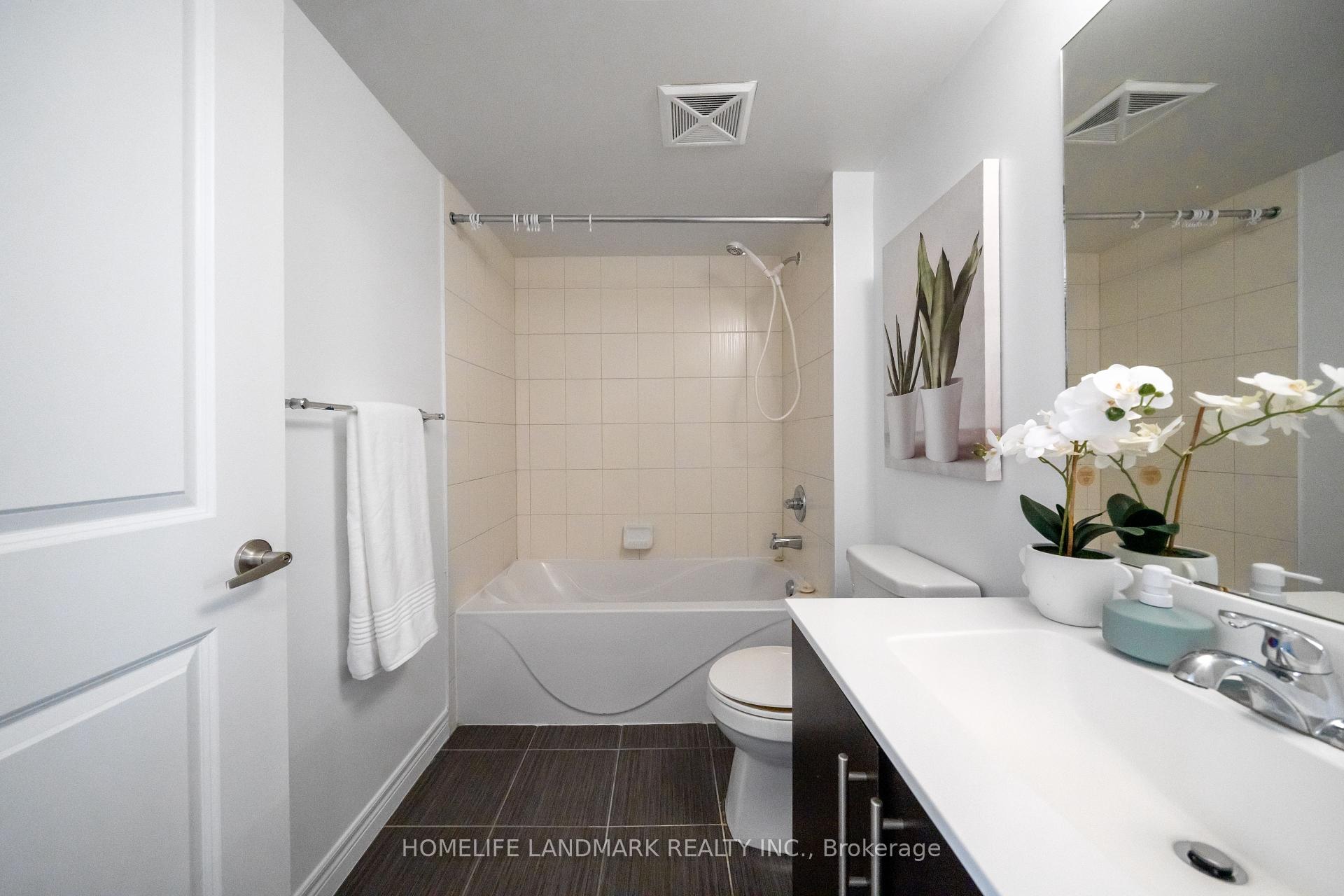 2 Bedrooms Condo at 50 Town Centre, Toronto For sale