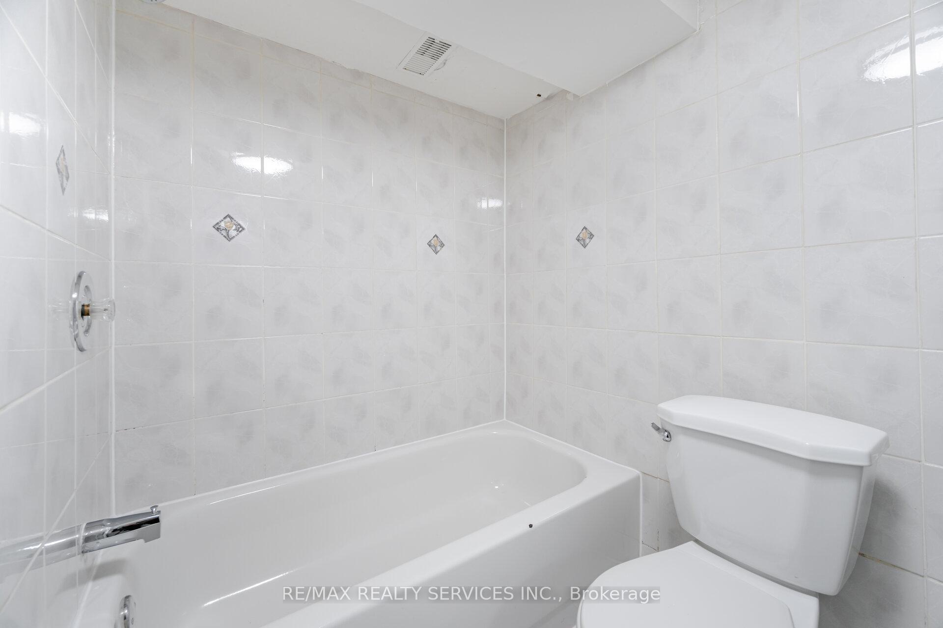 5 Bedrooms Condo at 3525 Brandon Gate, Mississauga For sale