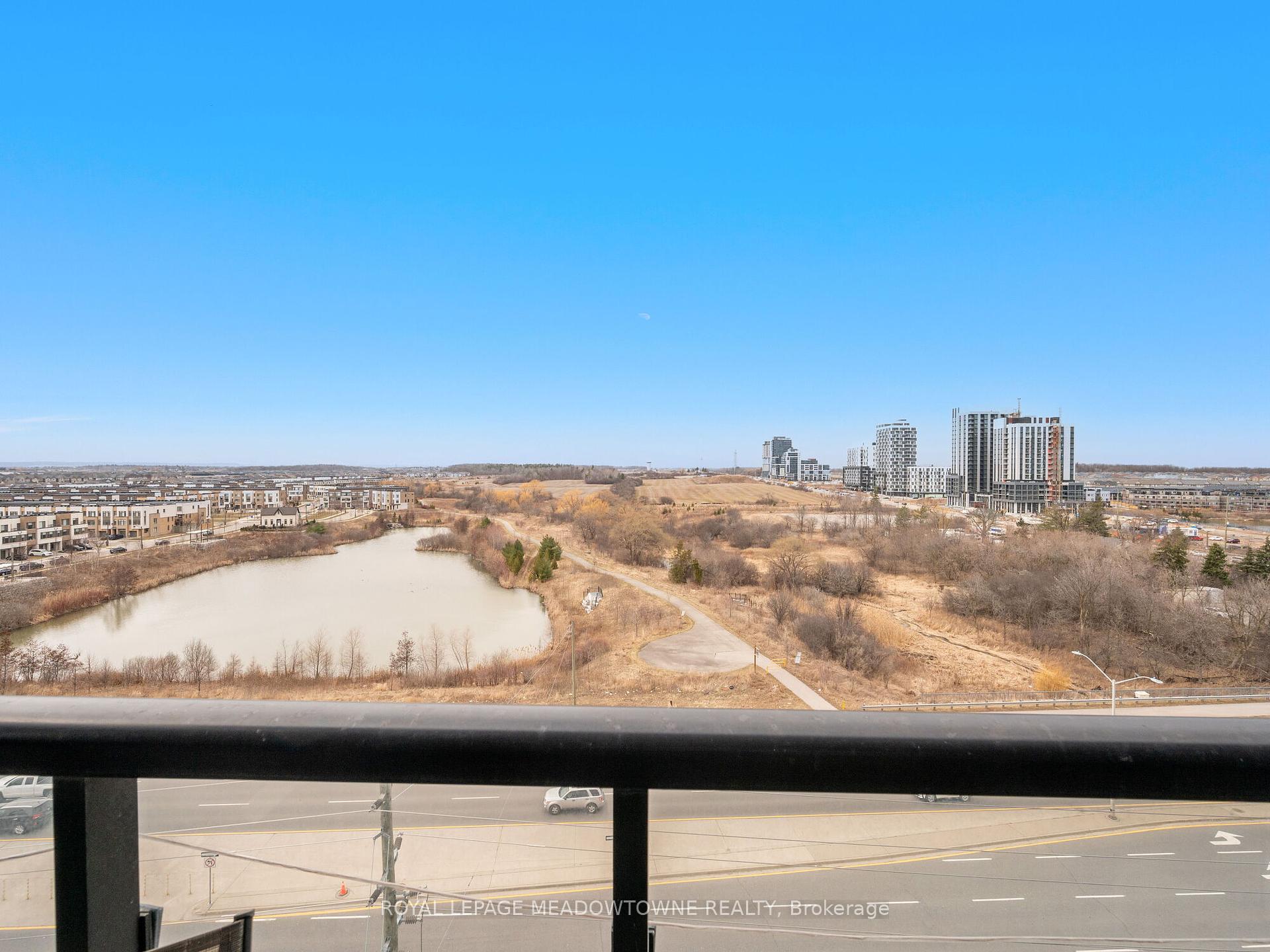 2 Bedrooms Condo at 2489 Taunton, Oakville For sale