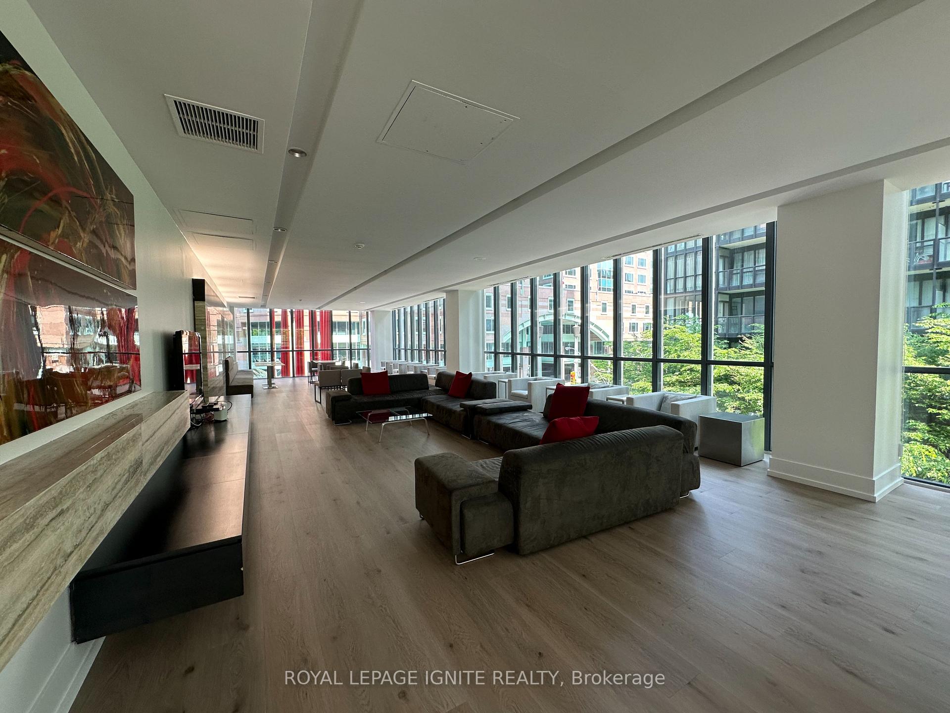2 Bedrooms Condo at 110 Charles, Toronto For sale