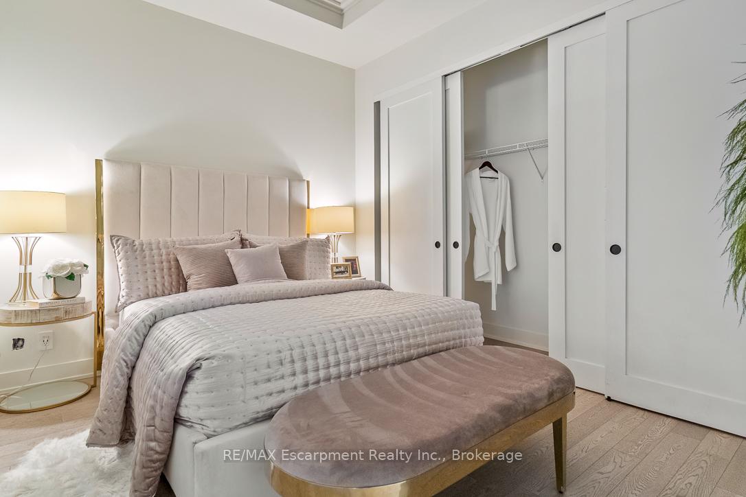 3 Bedrooms Condo at 123 Maurice, Oakville For sale