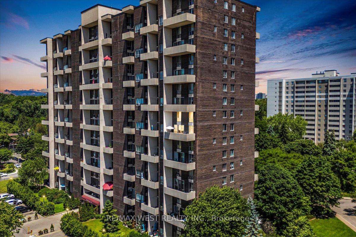 3 Bedrooms Condo at 35 Ormskirk, Toronto For sale