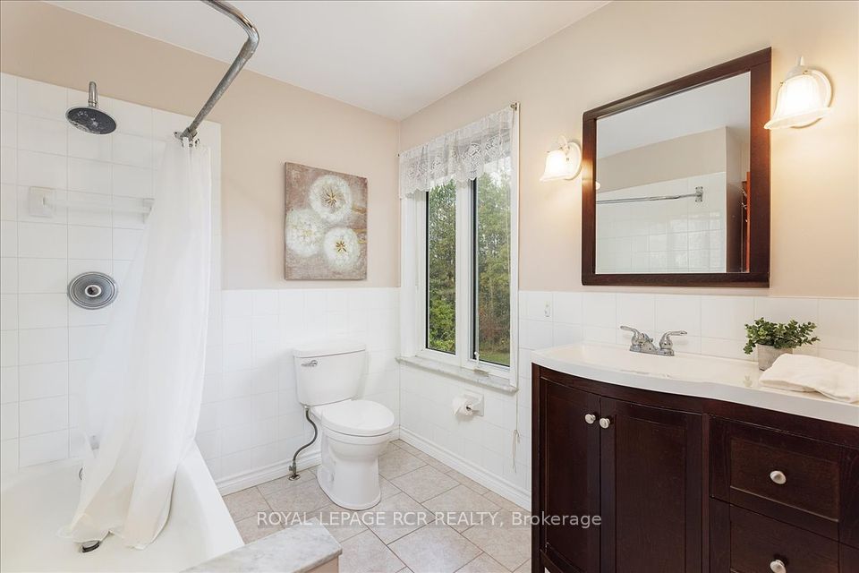 Large Main Bathroom