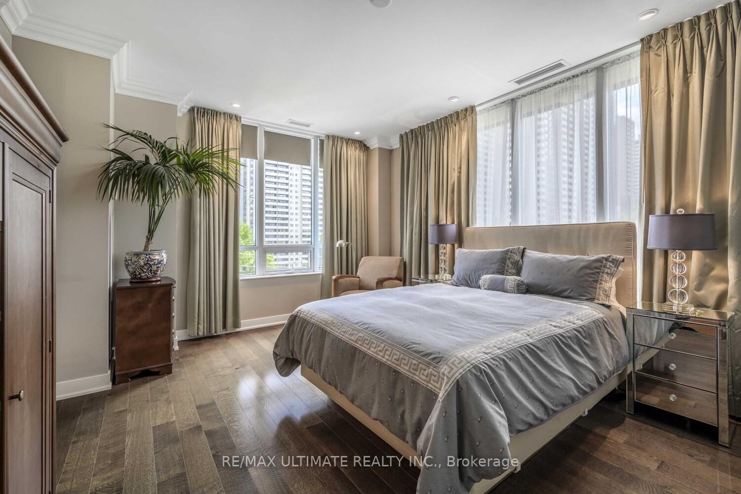 2 Bedrooms Condo at 28 Linden, Toronto For sale