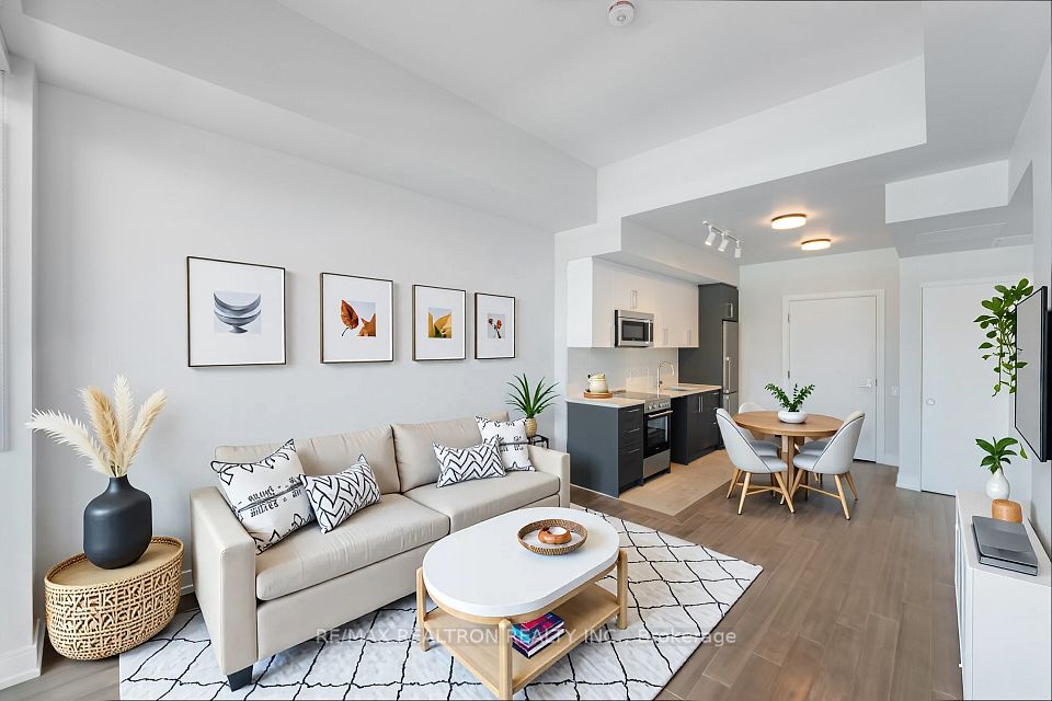 664 Spadina
