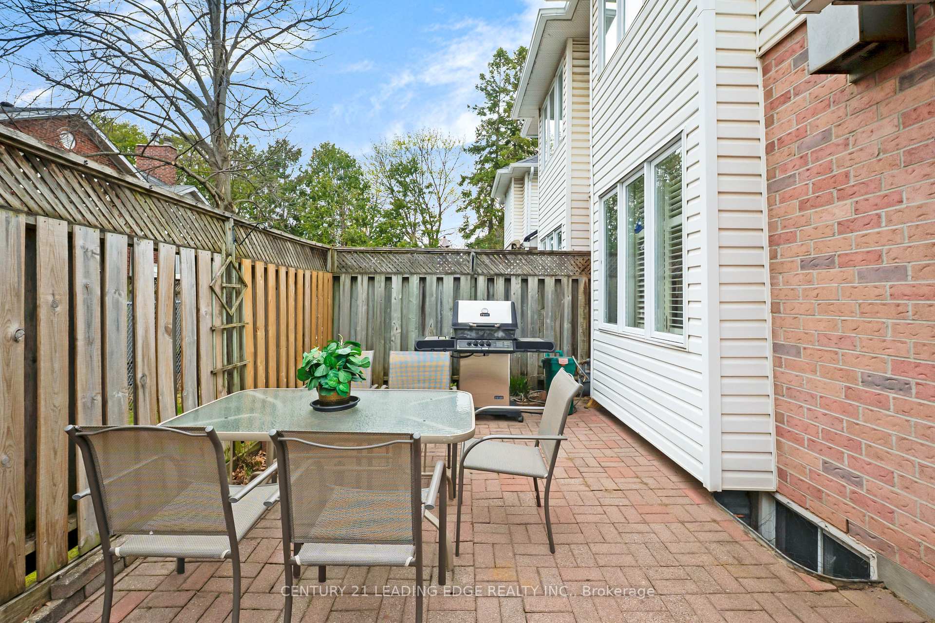 3 Bedrooms Condo at 2435 Woodward,  Burlington For sale
