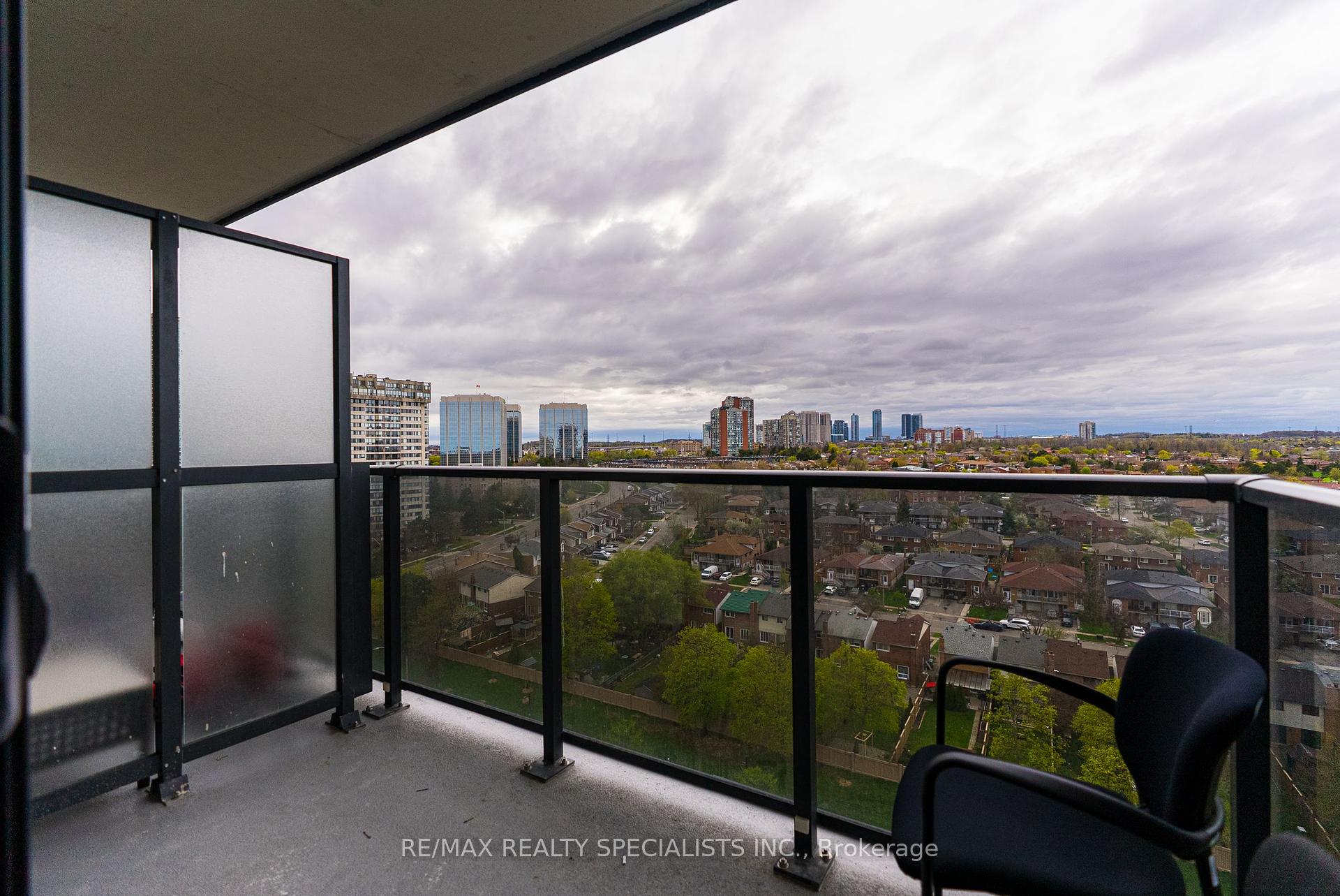 2 Bedrooms Co-op at 202 Burnhamthorpe, Mississauga For sale