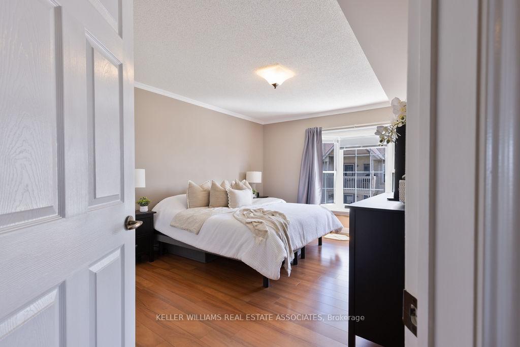 2 Bedrooms Condo at 4003 Kilmer, Burlington For sale