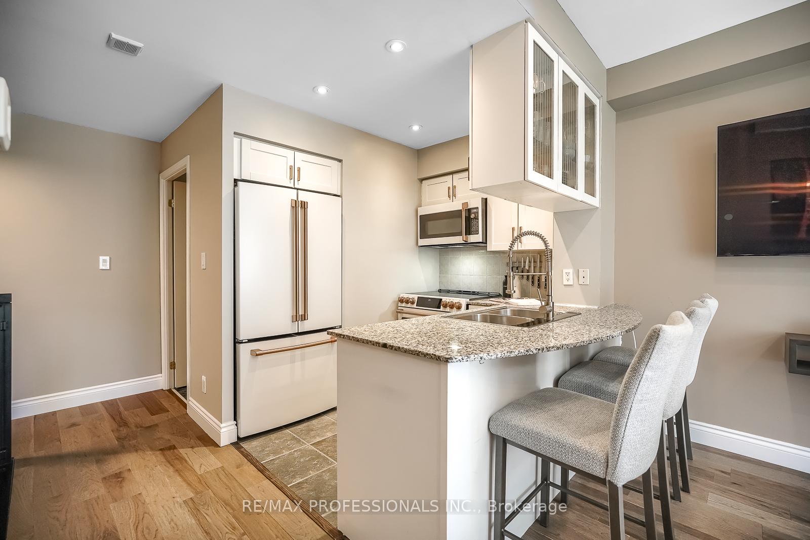 3 Bedrooms Condo at 32 Stadium, Toronto For sale
