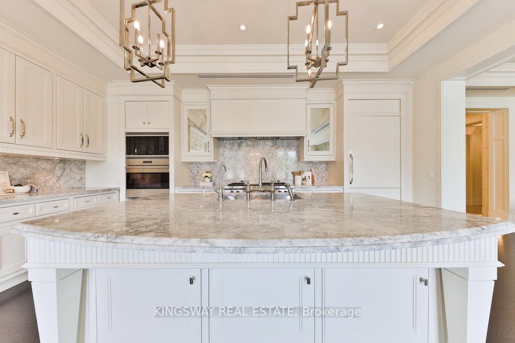 2 Bedrooms Condo at 300 Randall, Oakville For sale