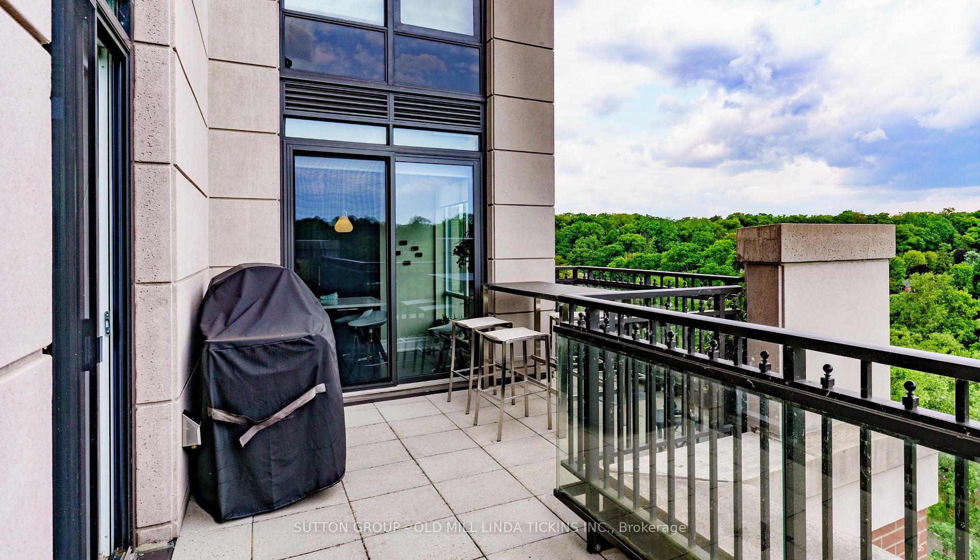 2 Bedrooms Condo at 30 Old Mill, Toronto For sale