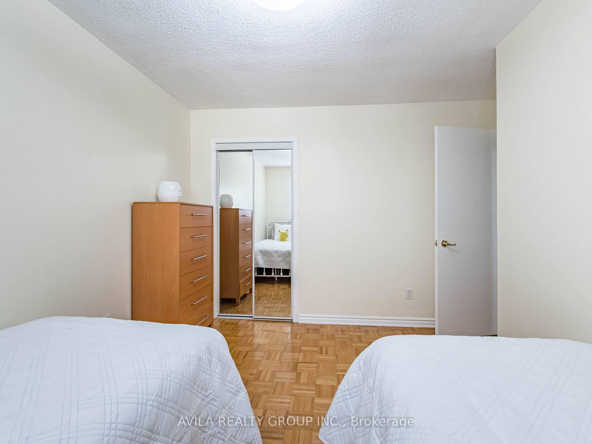4 Bedrooms Condo at 750 Burnhamthorpe, Mississauga For sale