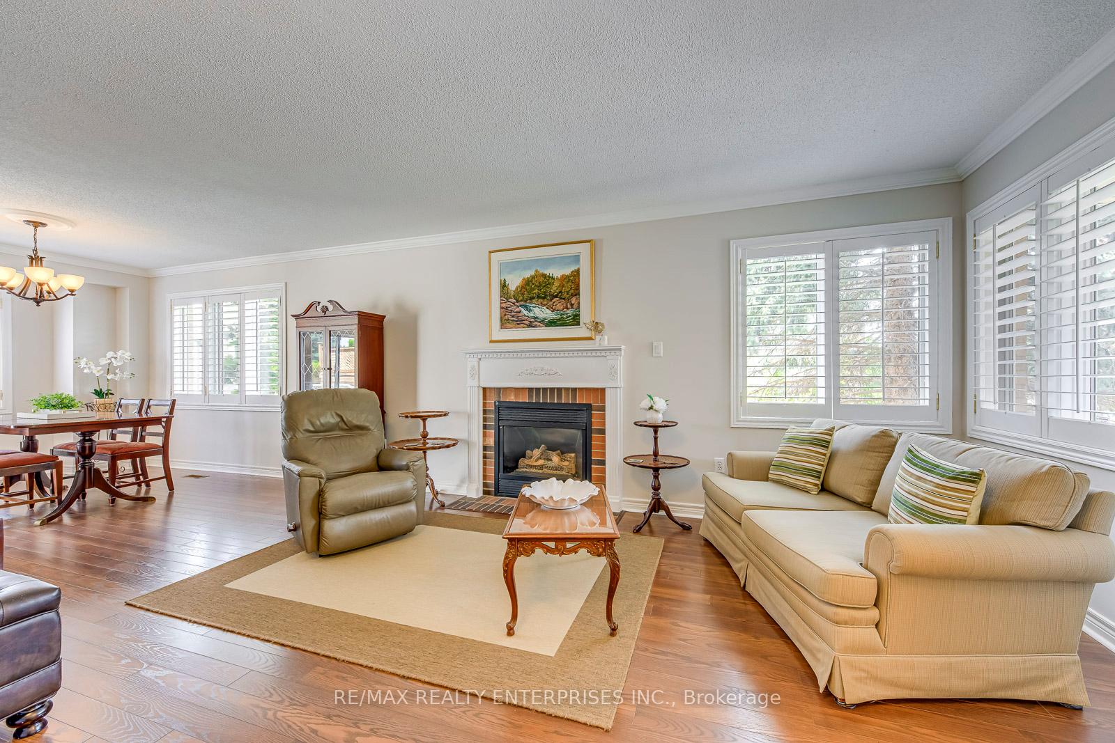3 Bedrooms Condo at 5658 Glen Erin, Mississauga For sale
