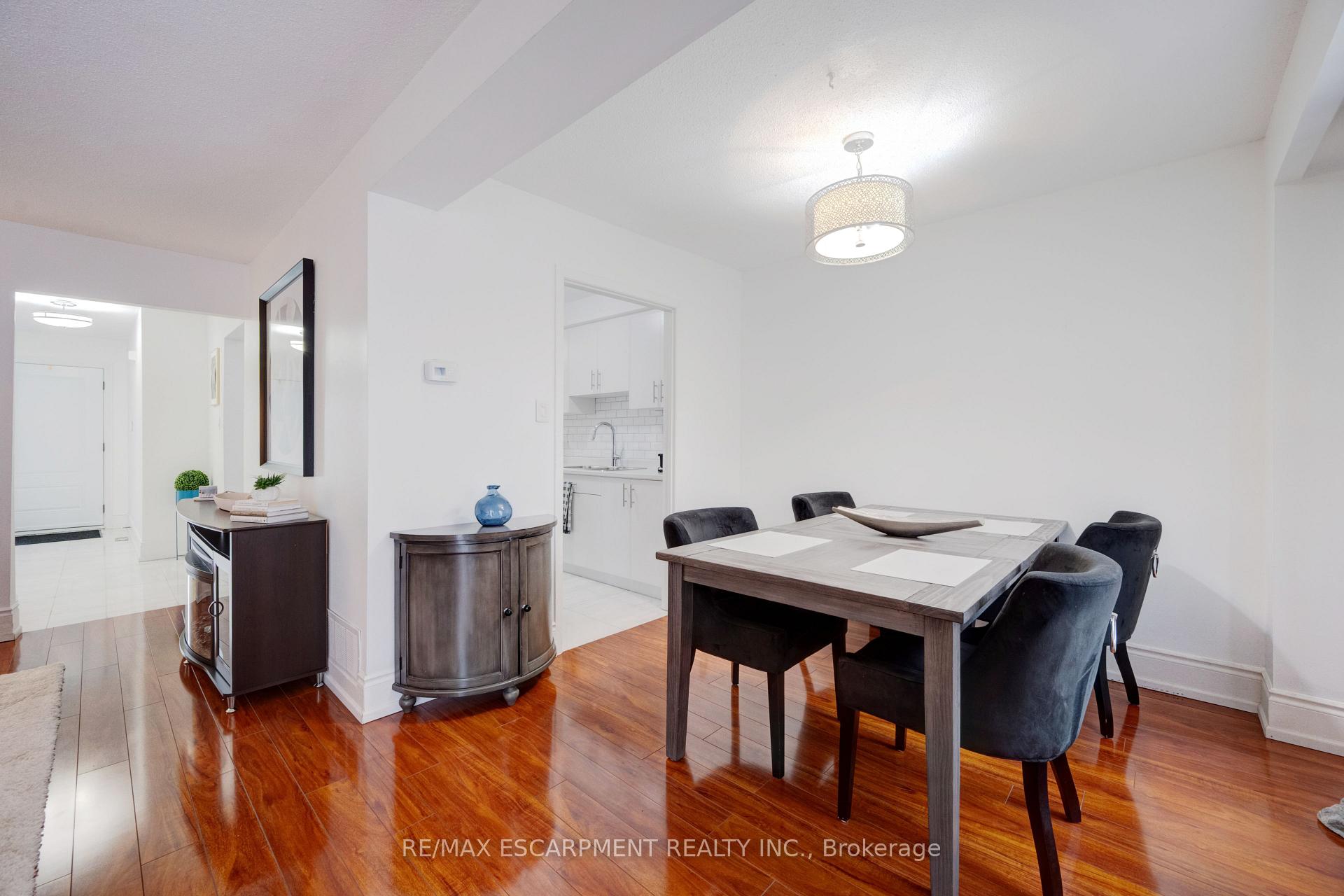 4 Bedrooms Condo at 3430 Brandon Gate, Mississauga For sale