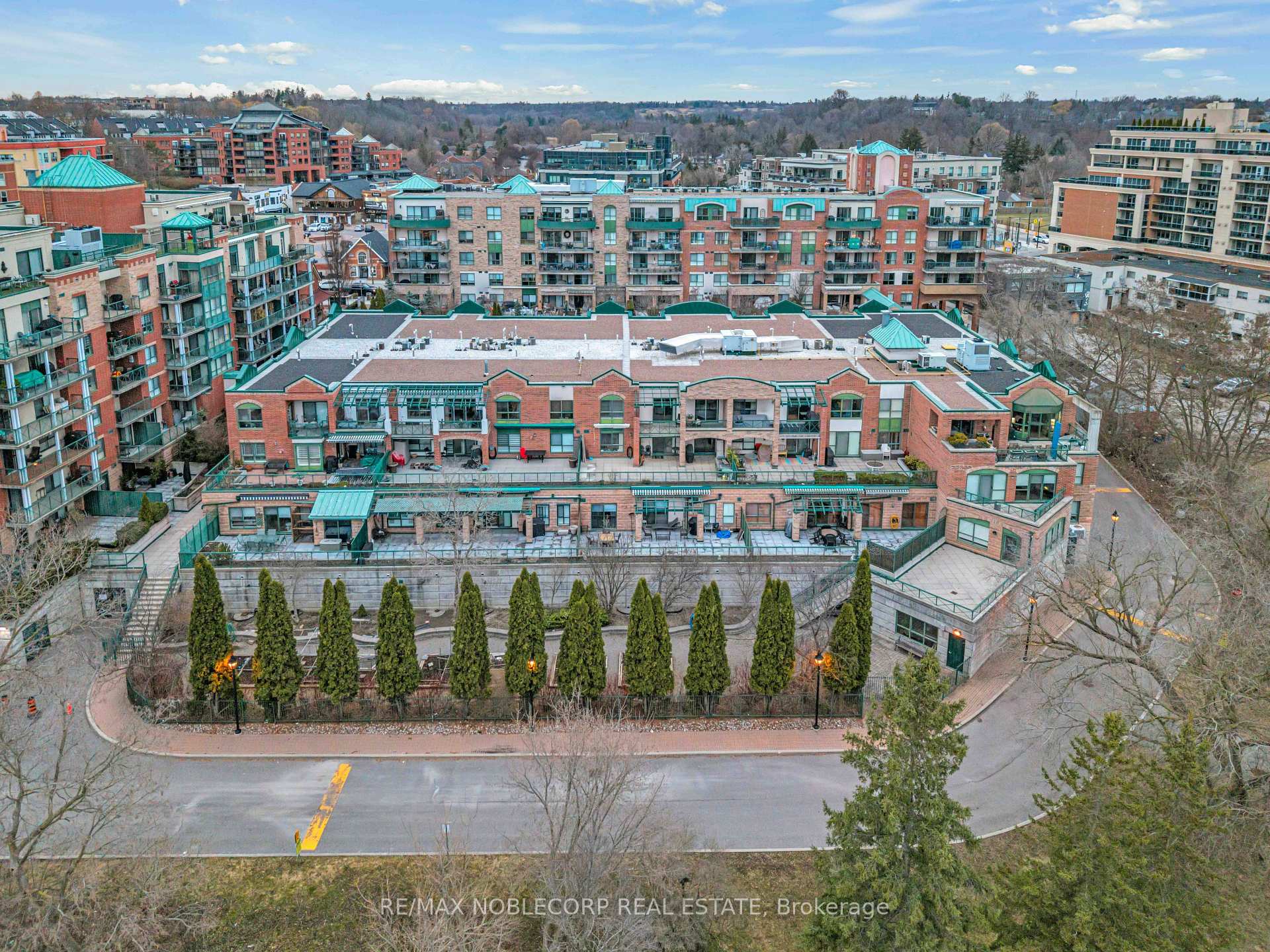 3 Bedrooms Condo at 121 Woodbridge, Vaughan For sale