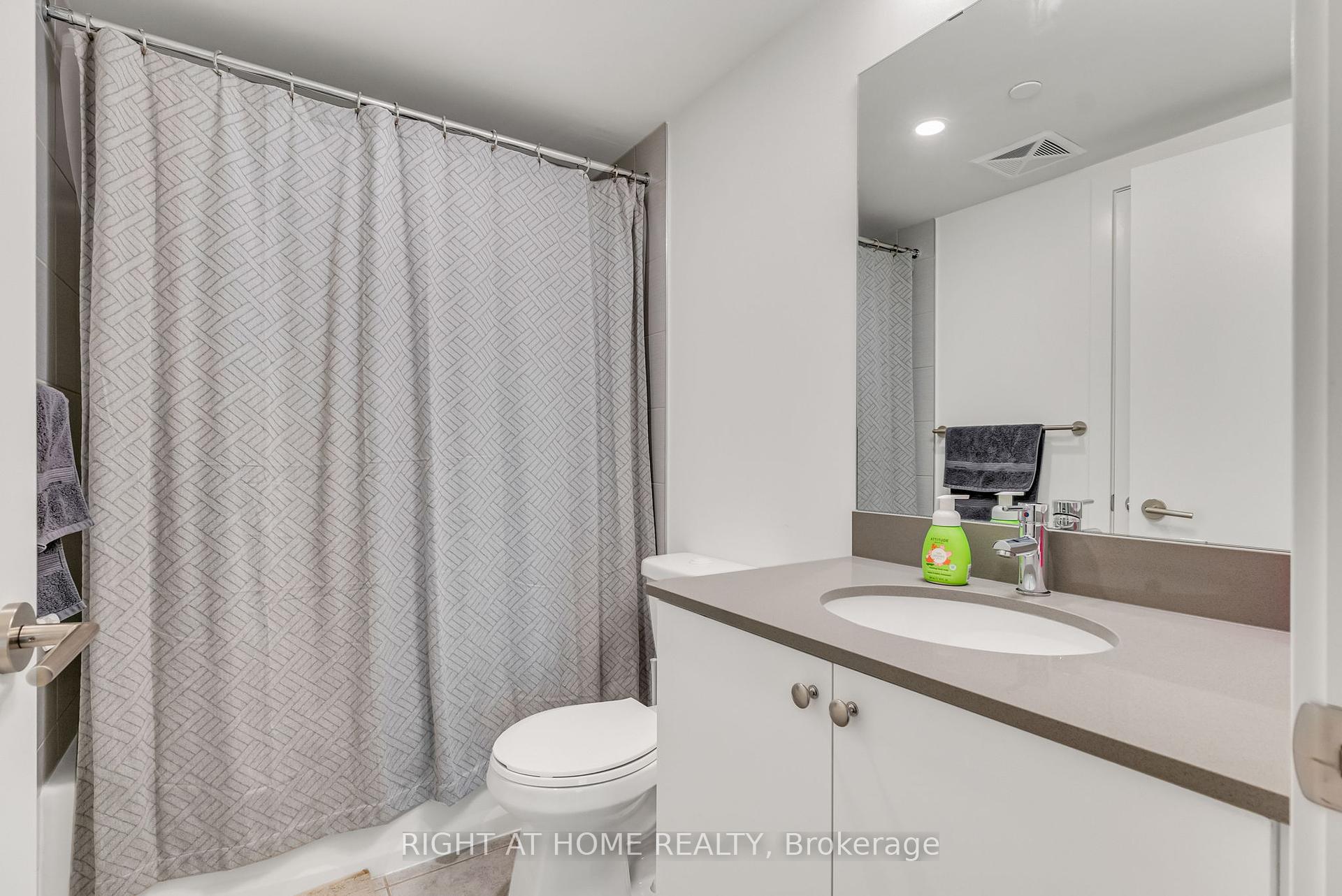 2 Bedrooms Condo at 10 Wilby, Toronto For sale