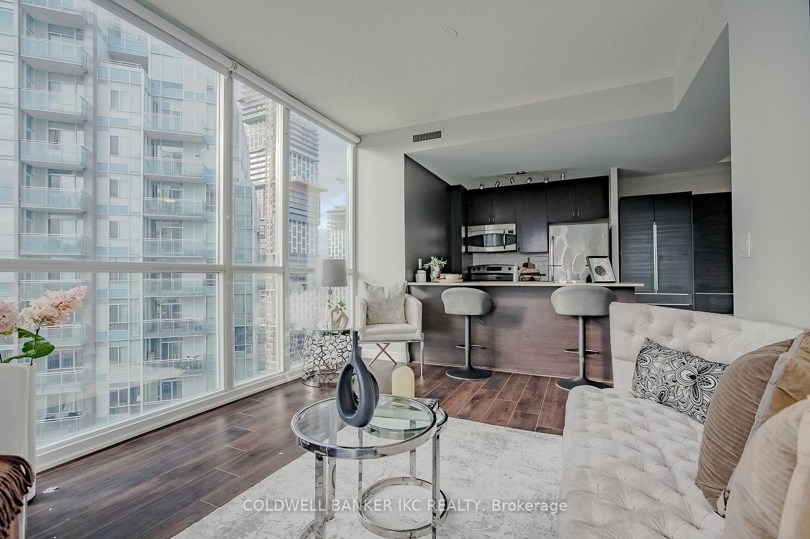 2 Bedrooms Condo at 223 Webb, Mississauga For sale