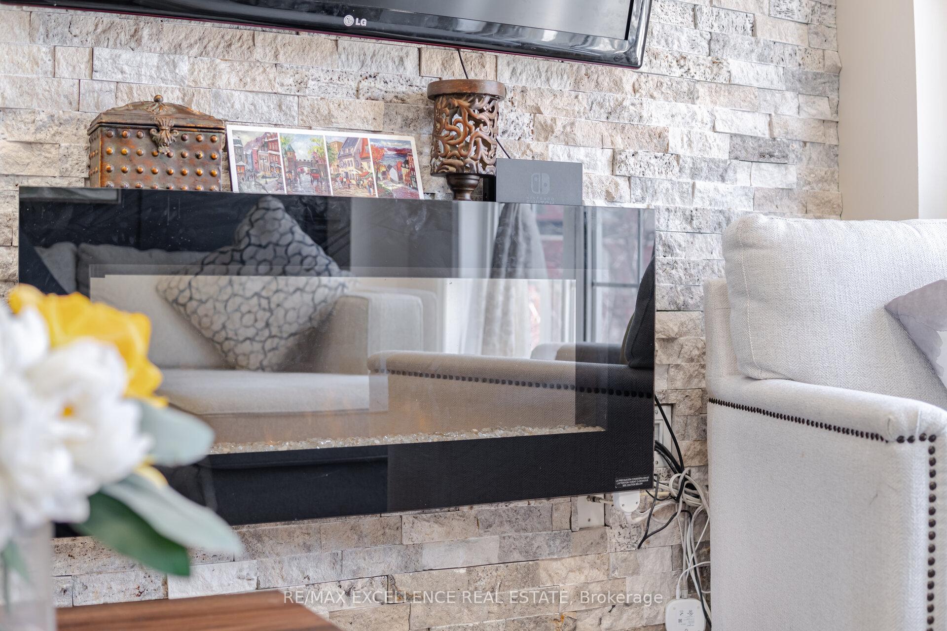 3 Bedrooms Condo at 4950 Albina, Mississauga For sale