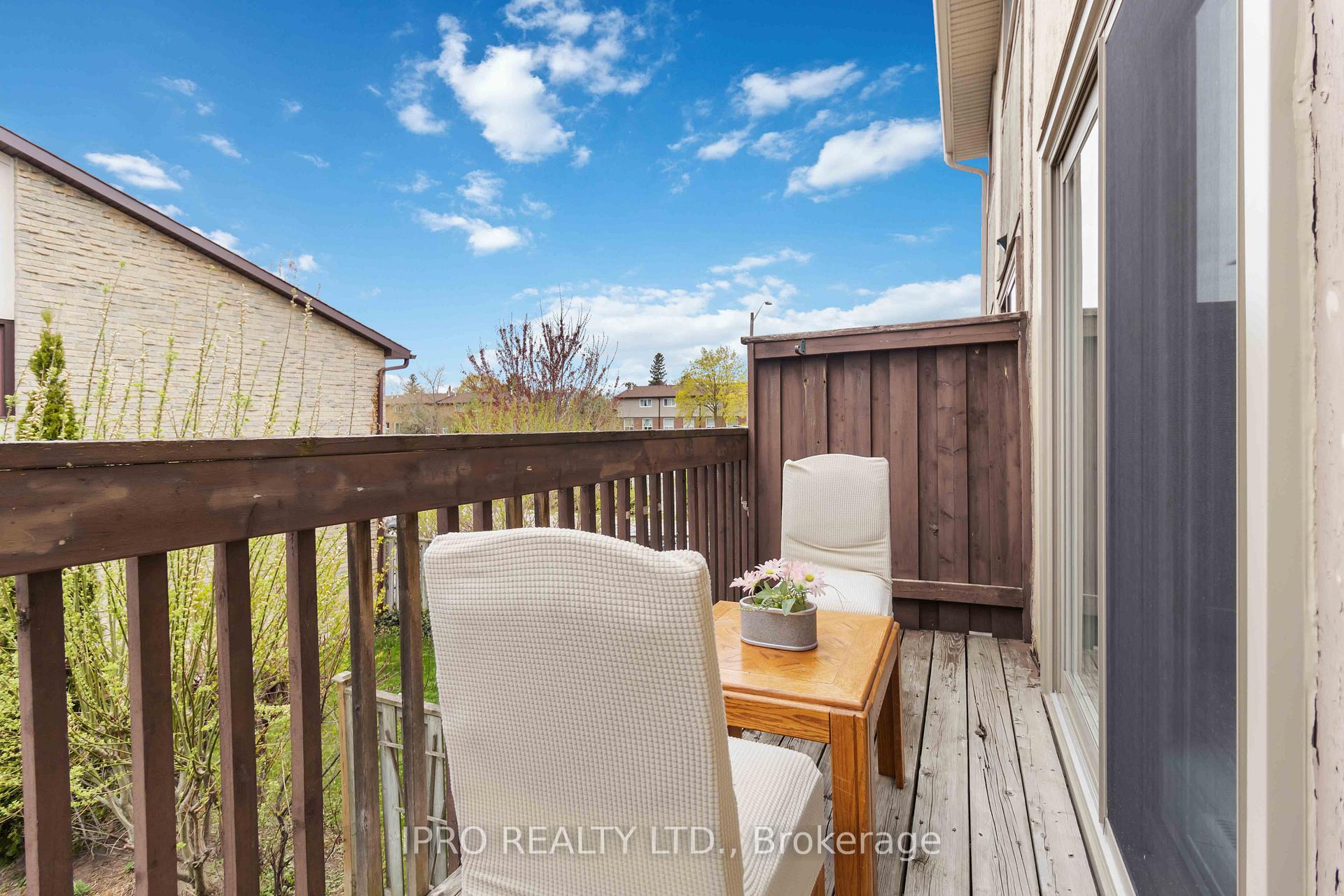 3 Bedrooms Condo at 3345 Silverado, Mississauga For sale