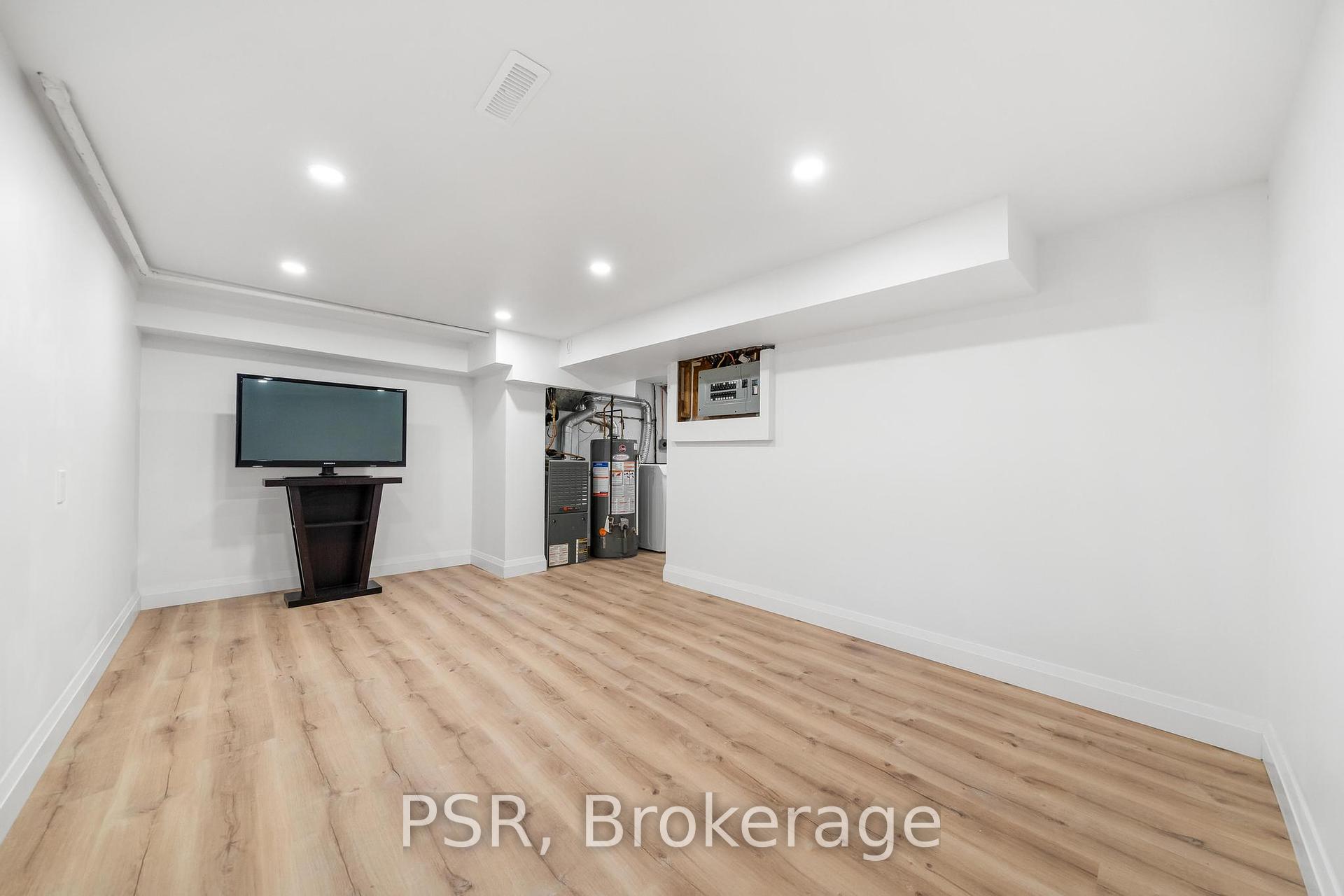 3 Bedrooms Condo at 10 Angus, Hamilton For sale