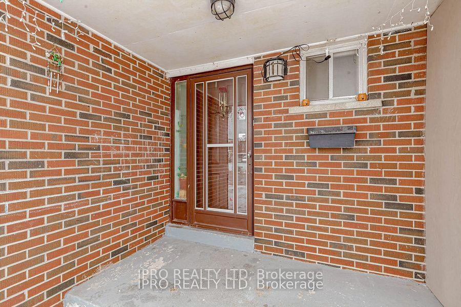 4 Bedrooms Condo at 7406 Darcel, Mississauga For sale