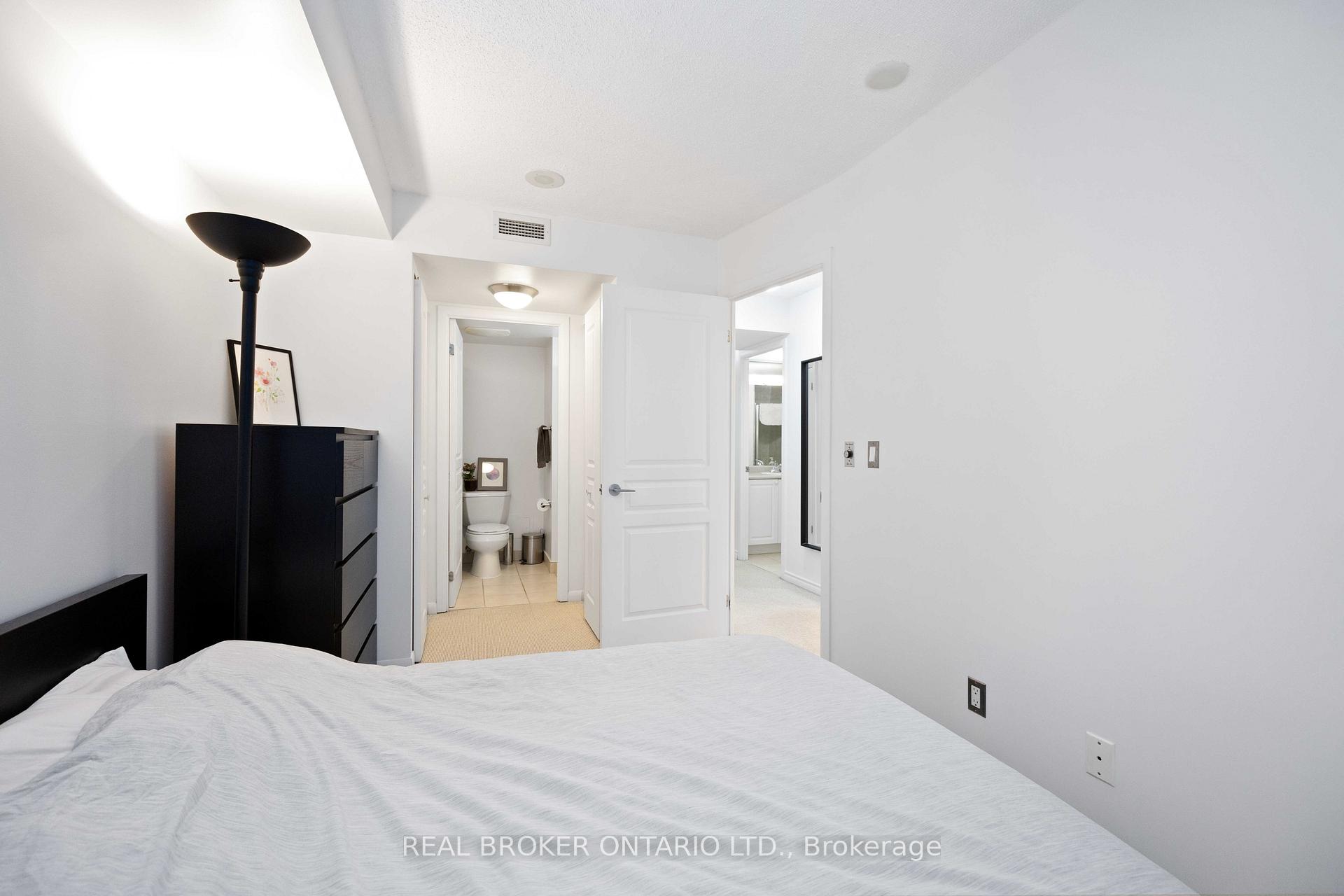 2 Bedrooms Condo at 18 Yonge,  Toronto For sale