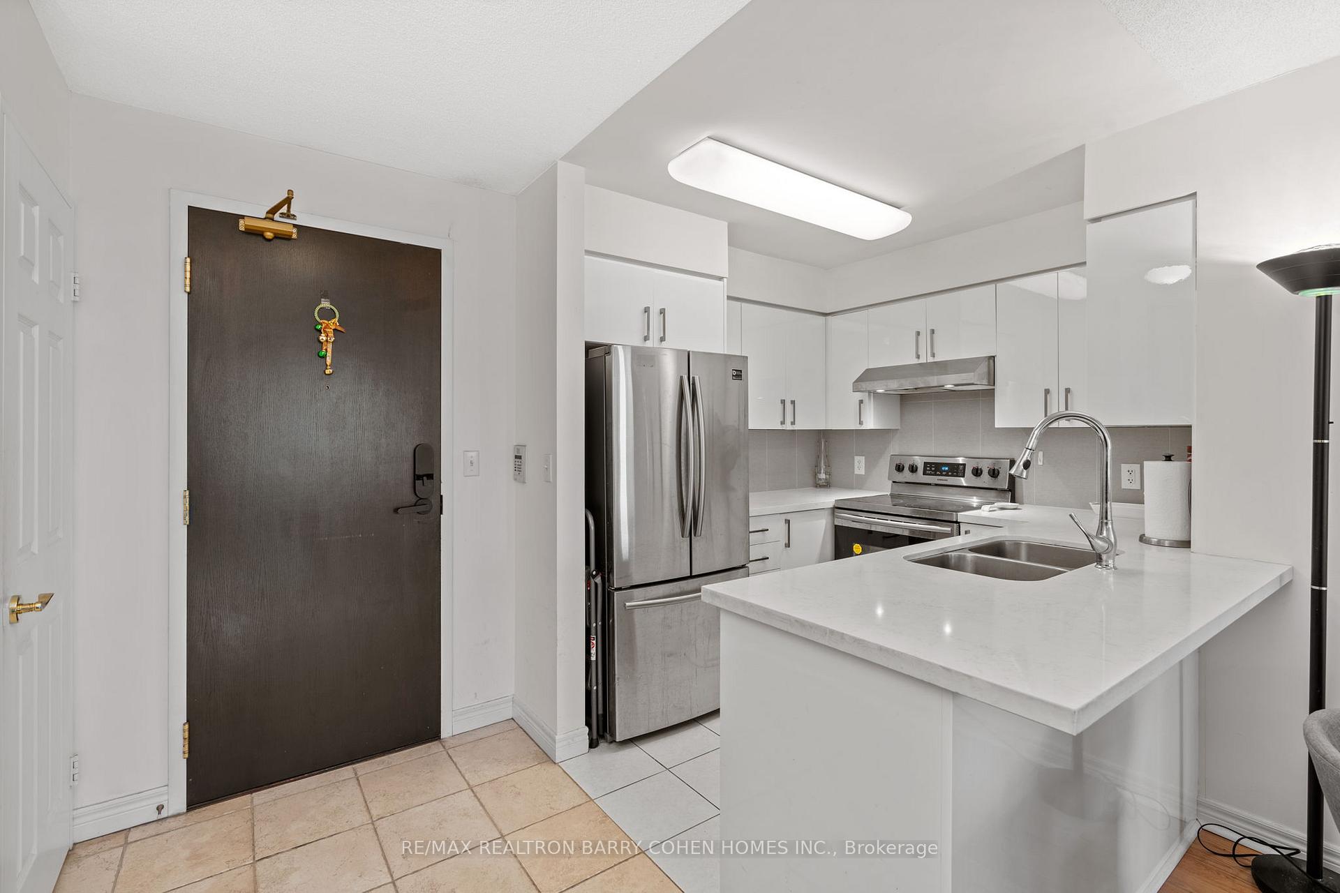 3 Bedrooms Condo at 23 Hollywood,  Toronto For sale